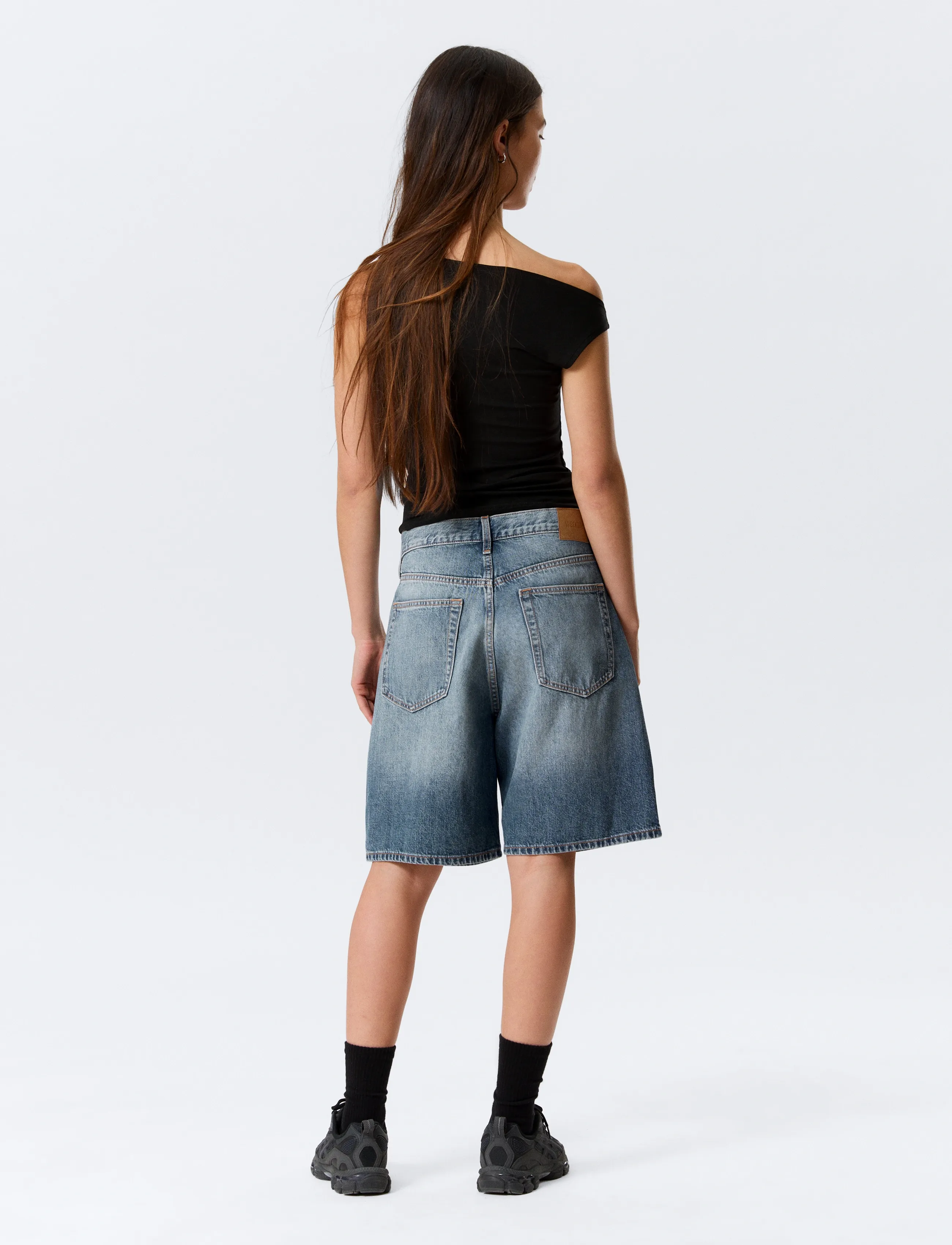 Weekday - Galaxy Mid Rise Loose Denim Shorts - jorty - blue horses - 4