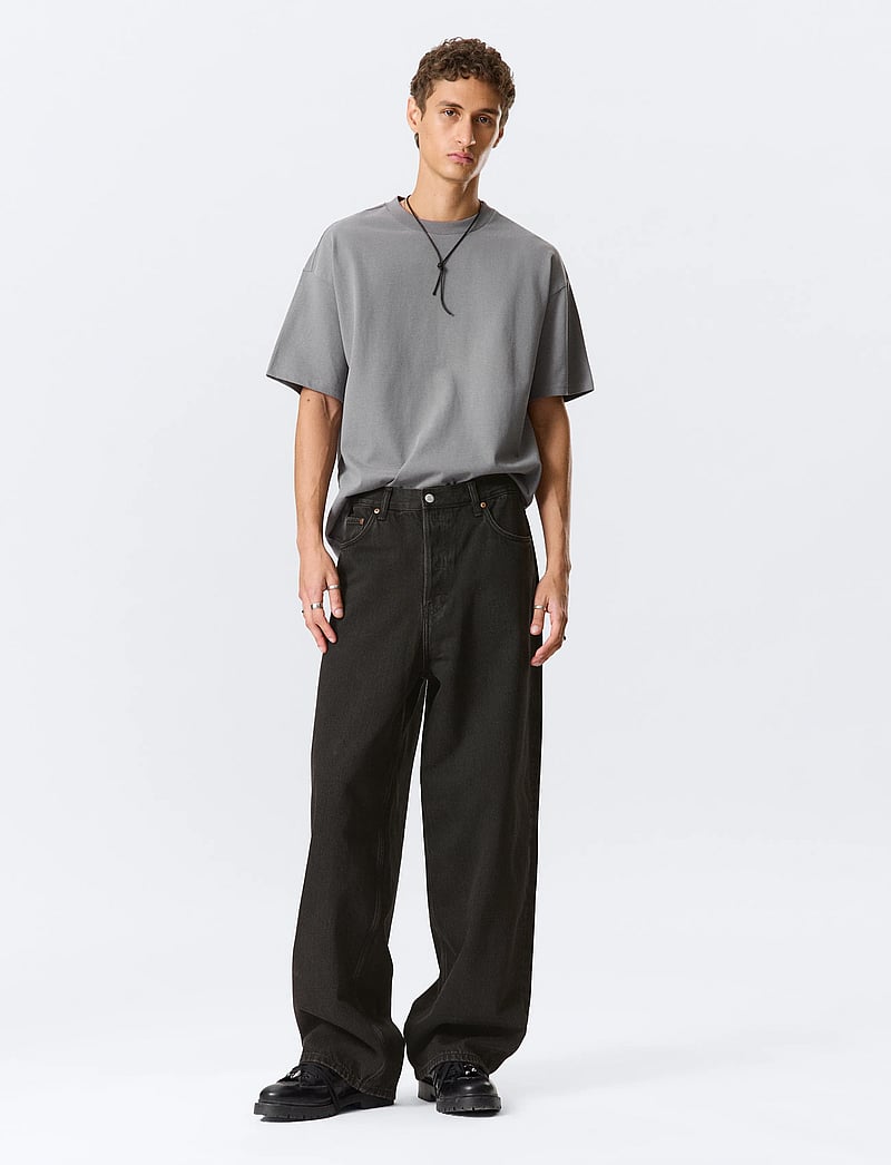 Weekday - Astro Mid Rise Loose Baggy Leg Jeans - hosen mit weitem bein - tuned black - 4