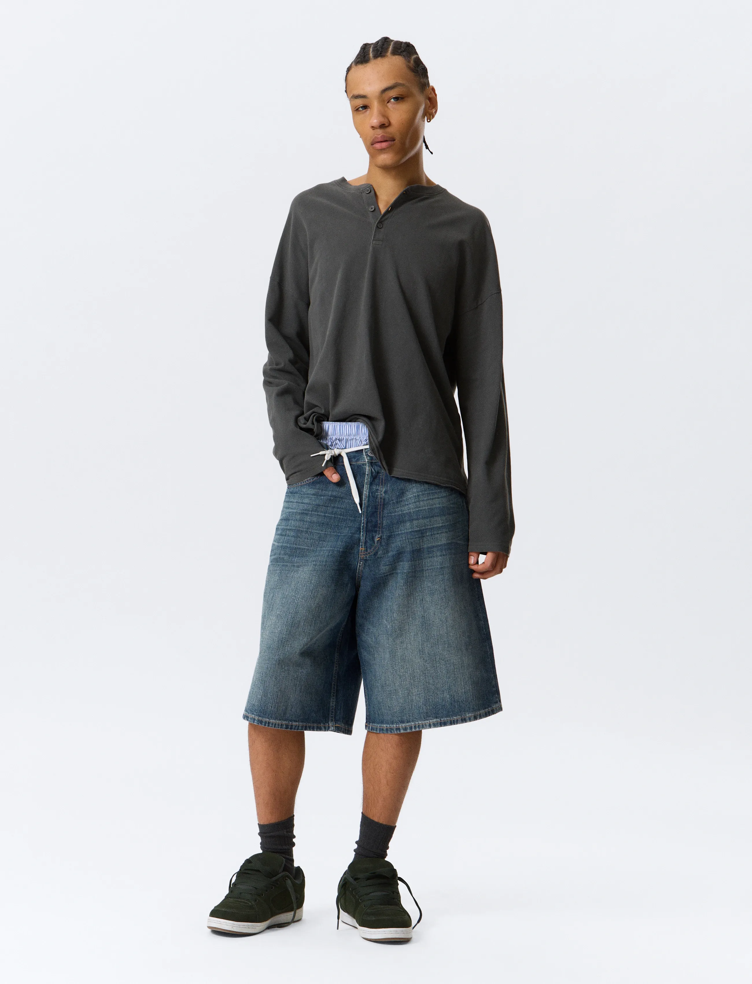 Weekday - Astro Mid Rise Loose Baggy Denim Shorts - jorts - blue hymn - 3