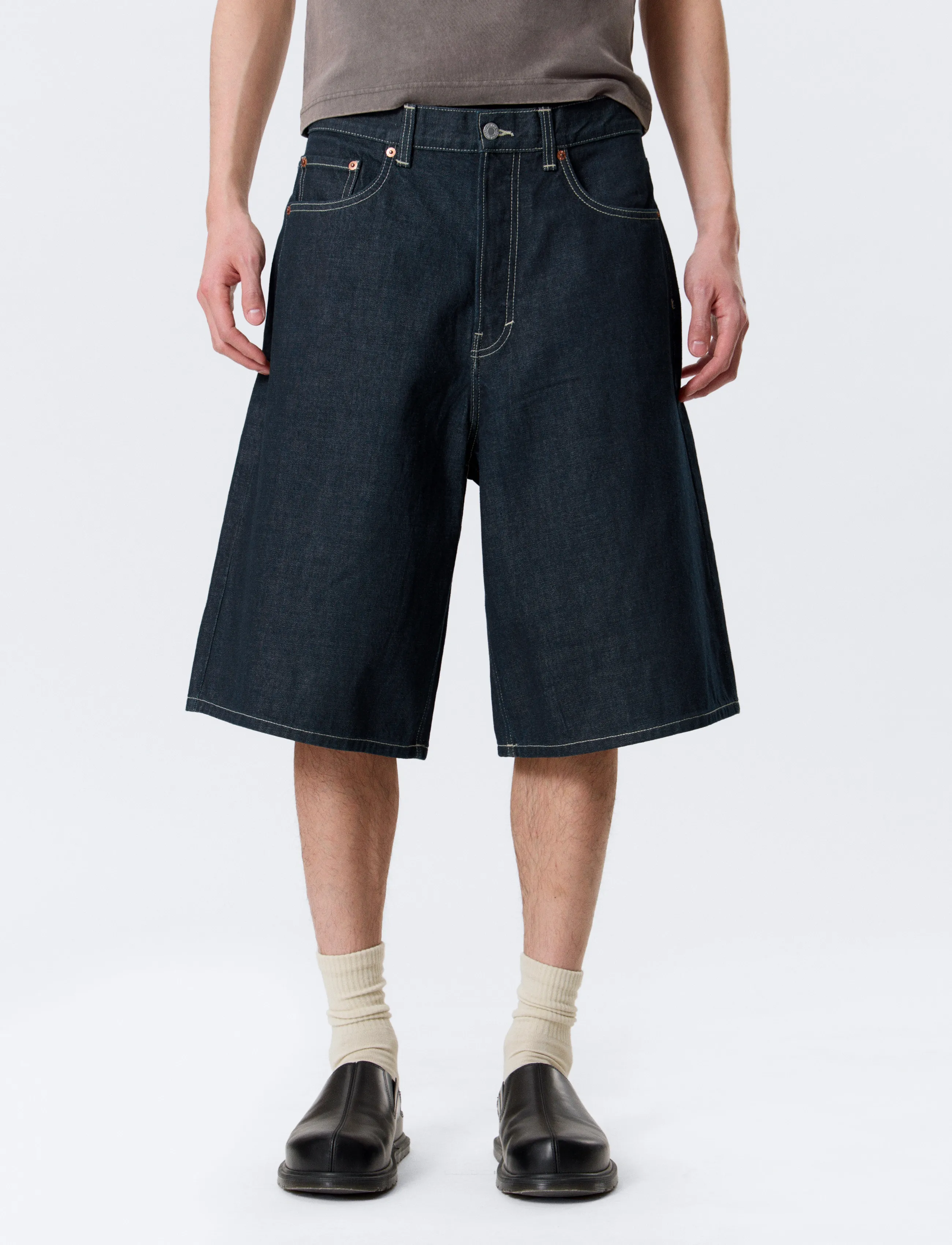 Weekday - Astro Mid Rise Loose Baggy Denim Shorts - jeansshorts - blue rinse - 5