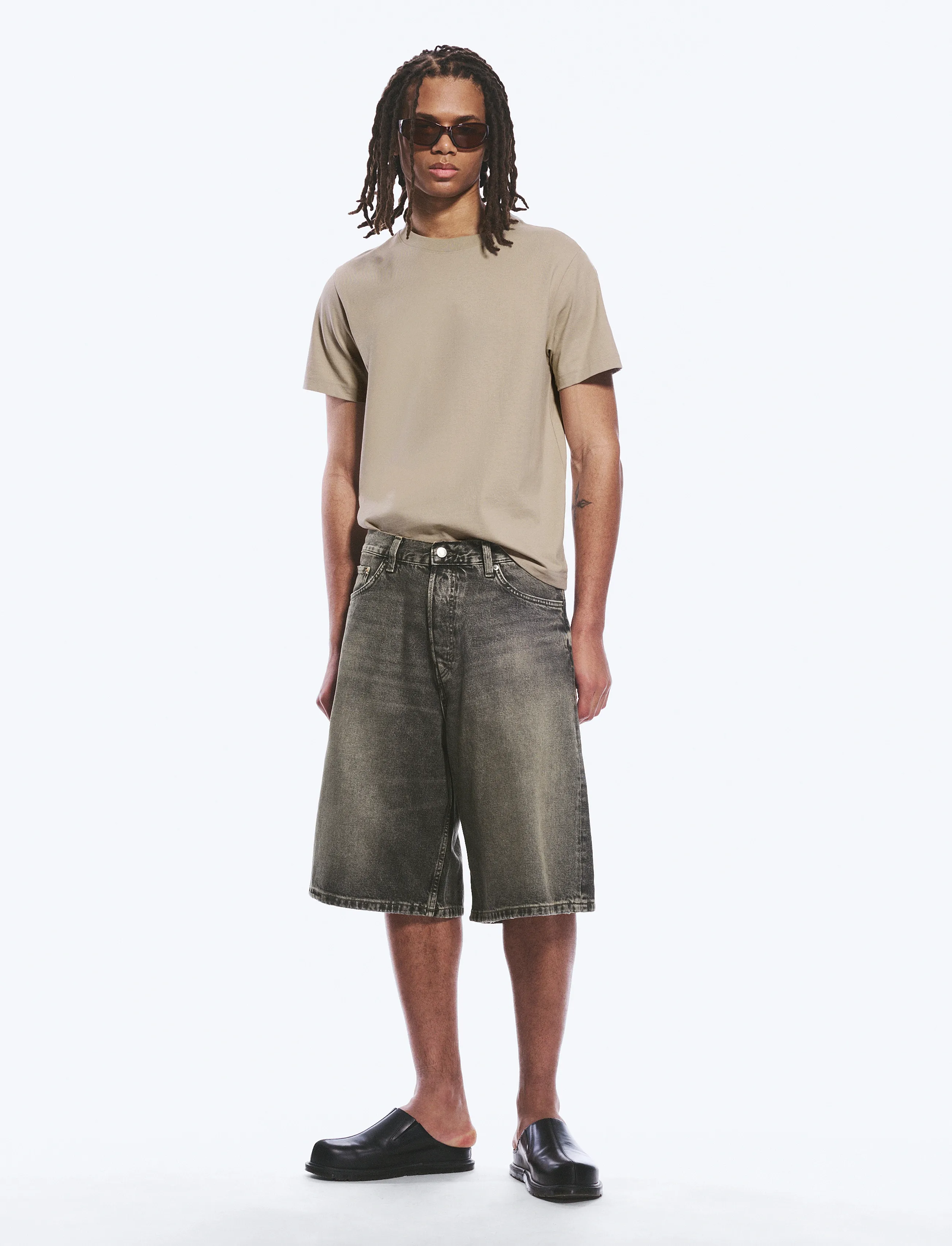 Weekday Astro Mid Rise Loose Baggy Denim Shorts, Mænd, Mellemhøj Talje Løse Baggy Denim Shorts, Sort, Str: 29