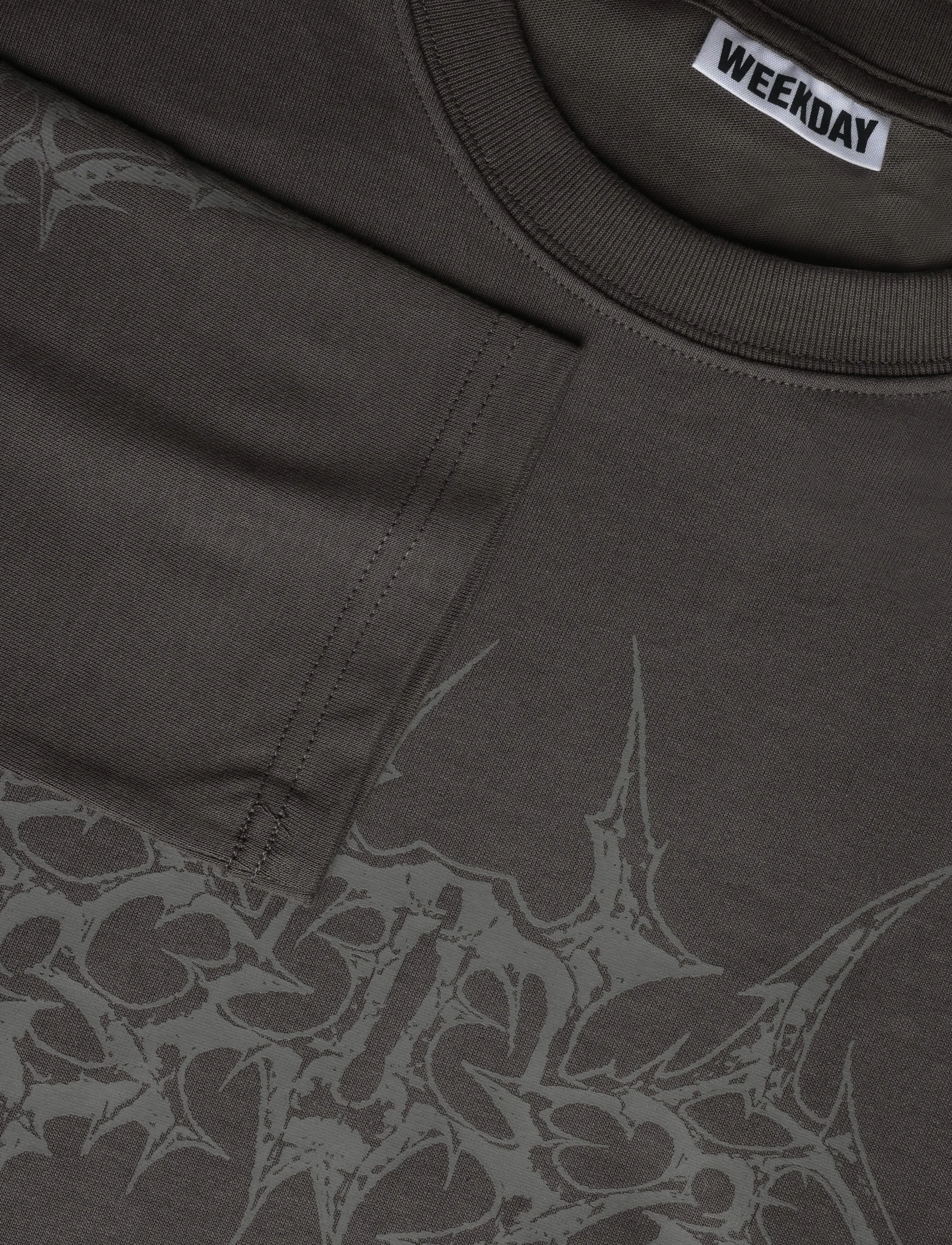 Weekday - Great Boxy Graphic Long Sleeve T-shirt - long-sleeved t-shirts - dark grey "masterplan" - 2
