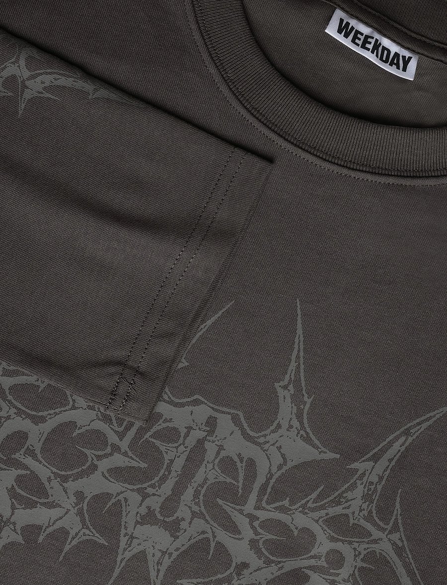 Weekday - Great Boxy Graphic Long Sleeve T-shirt - long-sleeved t-shirts - dark grey "masterplan" - 2