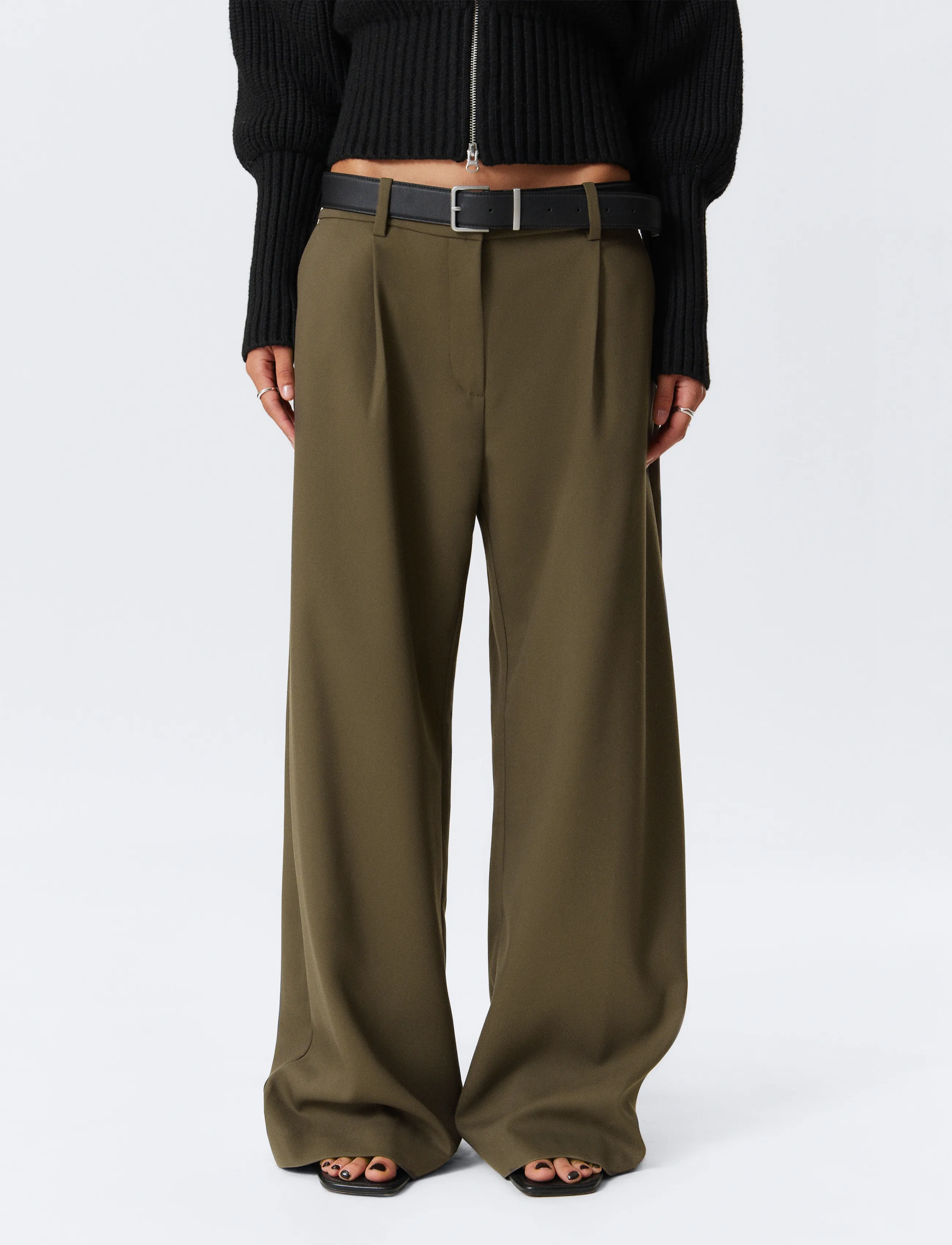 Weekday - Low Waist Wide Suiting Trousers - pidulikud püksid - dark khaki green - 3