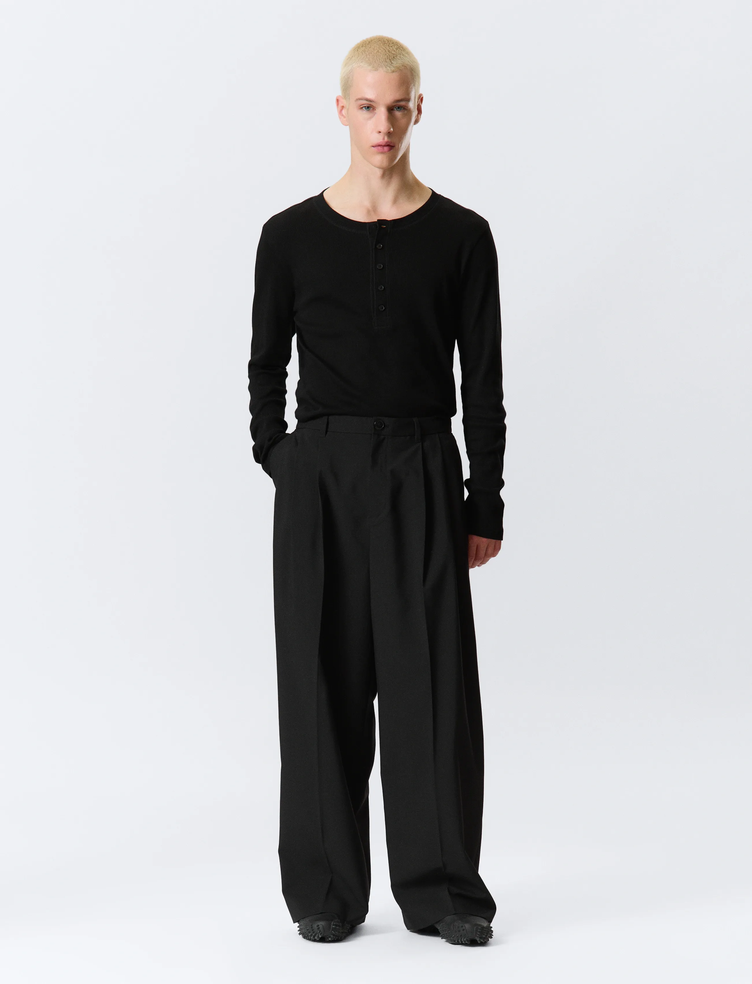 Weekday Nate Loose Fit Pleated Suit Trousers - Casual bukser - BLACK / black