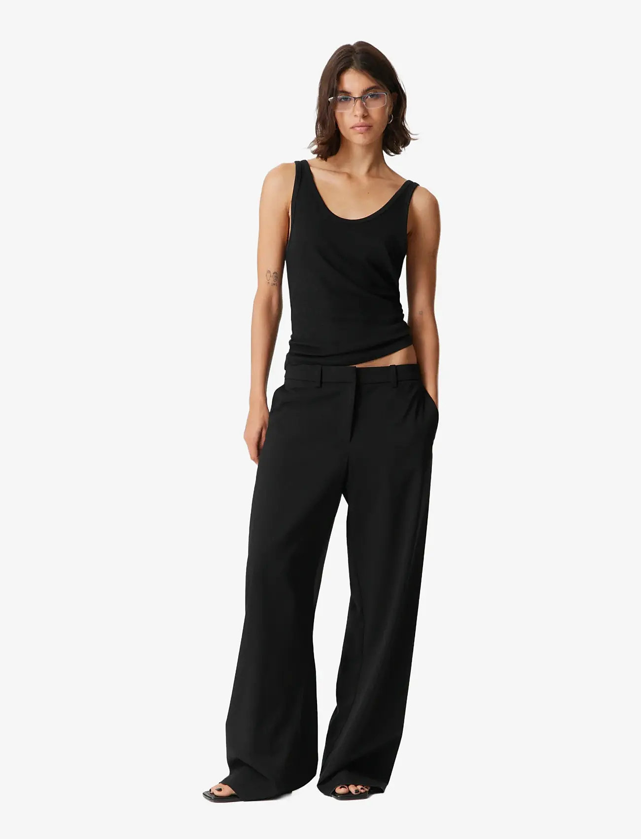 Weekday - Low-Waisted Loose Fit Suit Trousers - habitbukser - black dark - 0