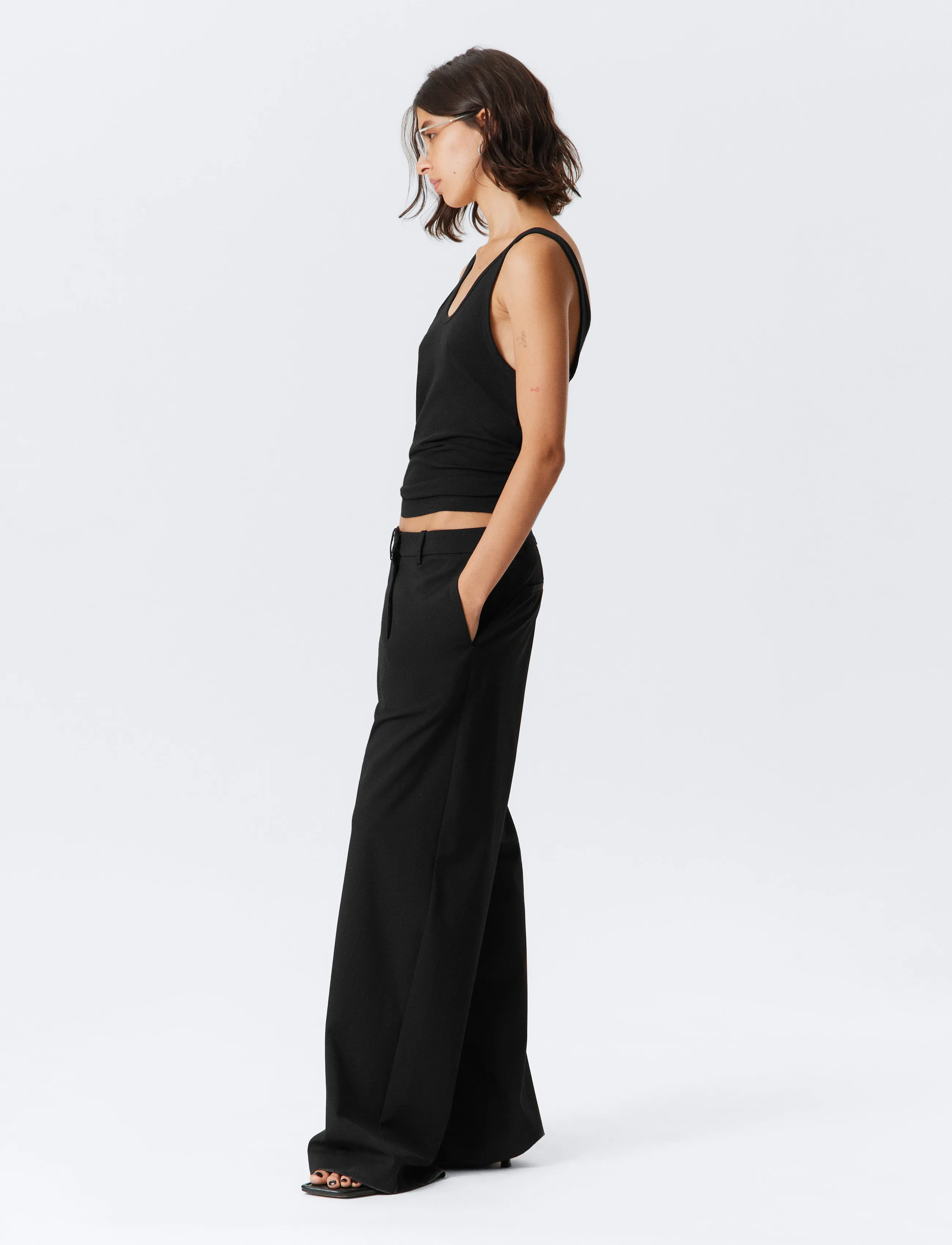 Weekday - Low-Waisted Loose Fit Suit Trousers - dressbukser - black dark - 2