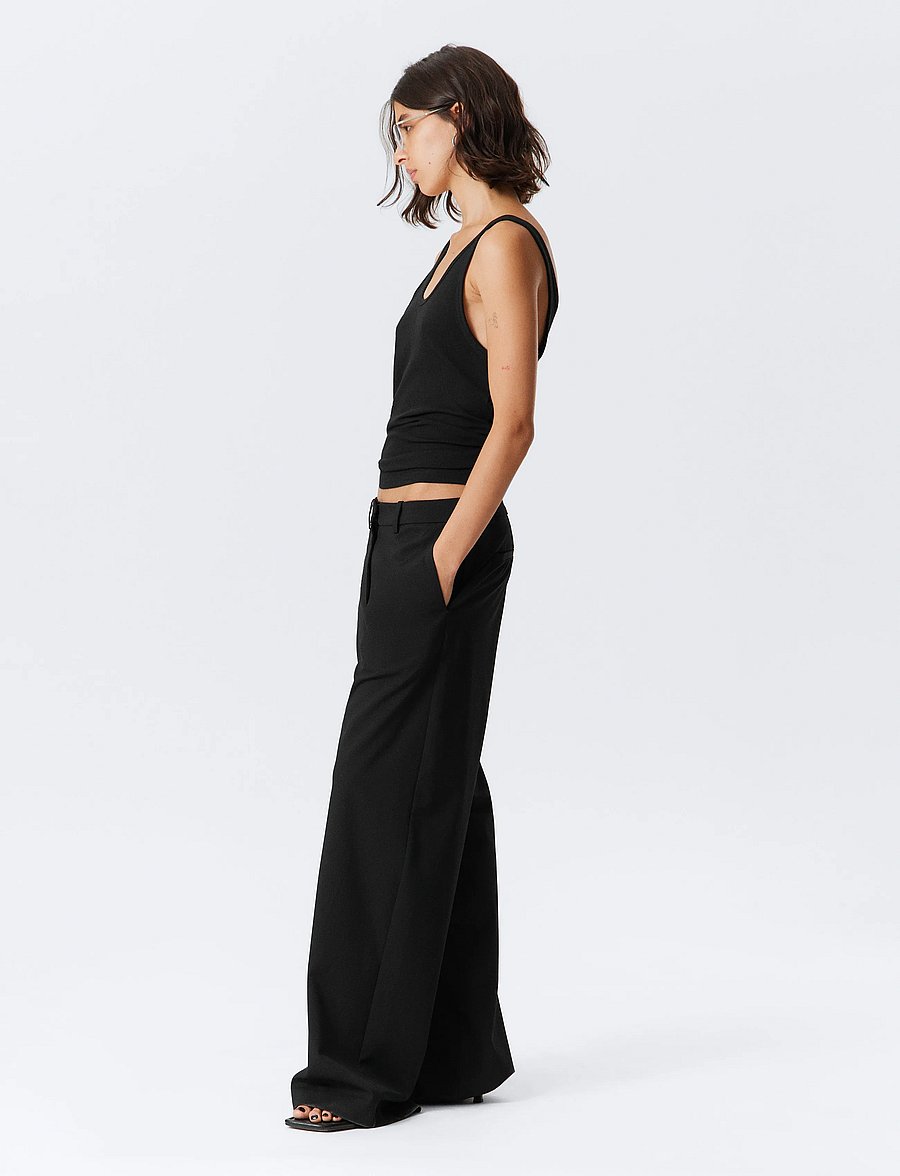 Weekday - Low-Waisted Loose Fit Suit Trousers - pidulikud püksid - black dark - 2