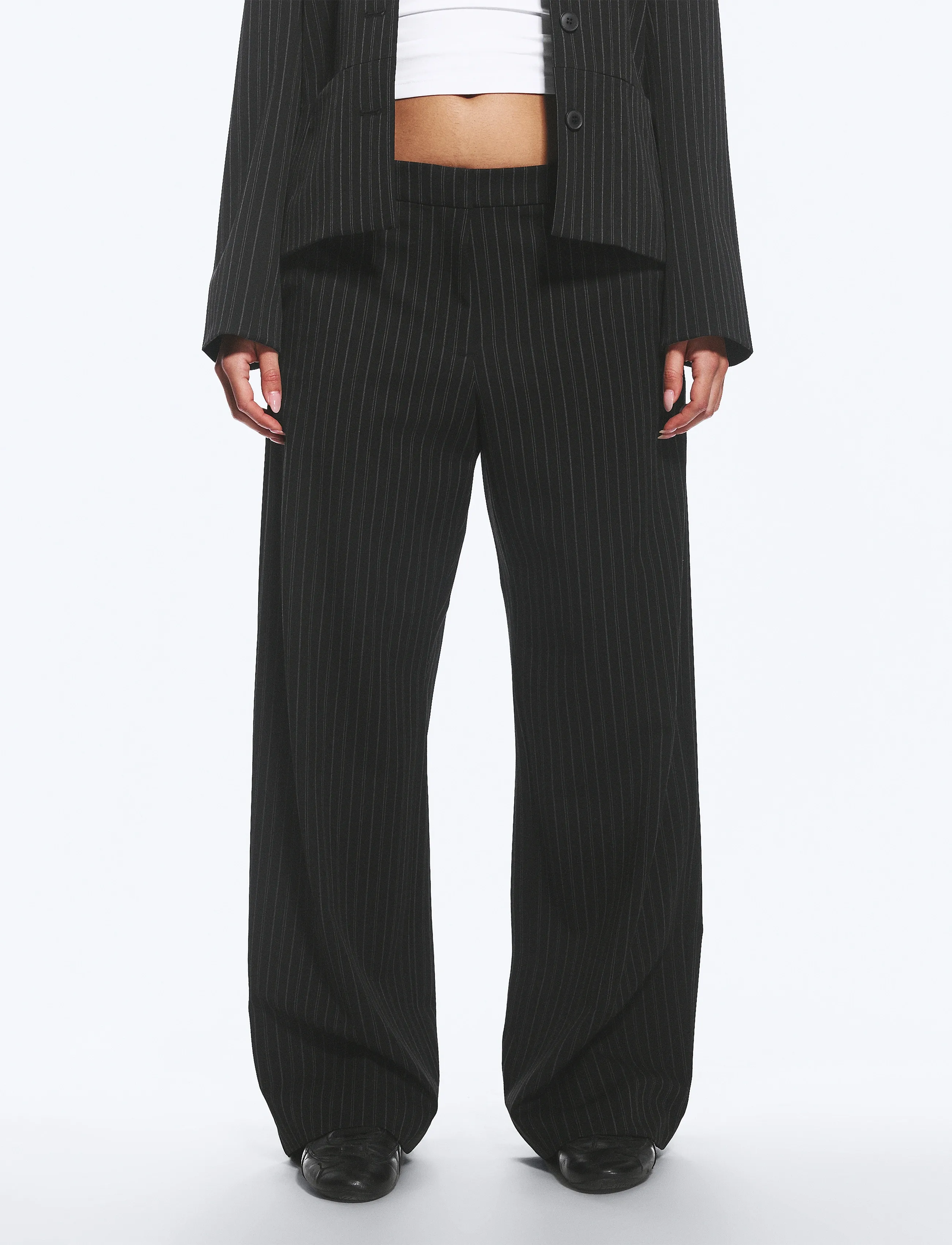 Weekday - Low-Waisted Loose Fit Suit Trousers - formell - black pinstripe - 4