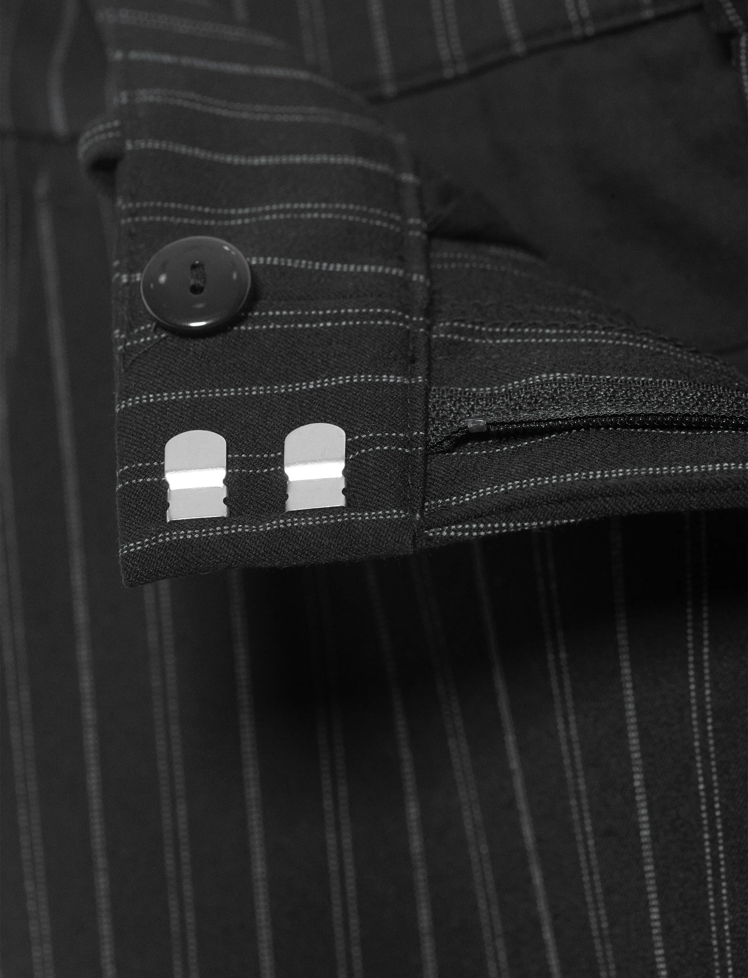 Weekday - Low-Waisted Loose Fit Suit Trousers - pidulikud püksid - black pinstripe - 2
