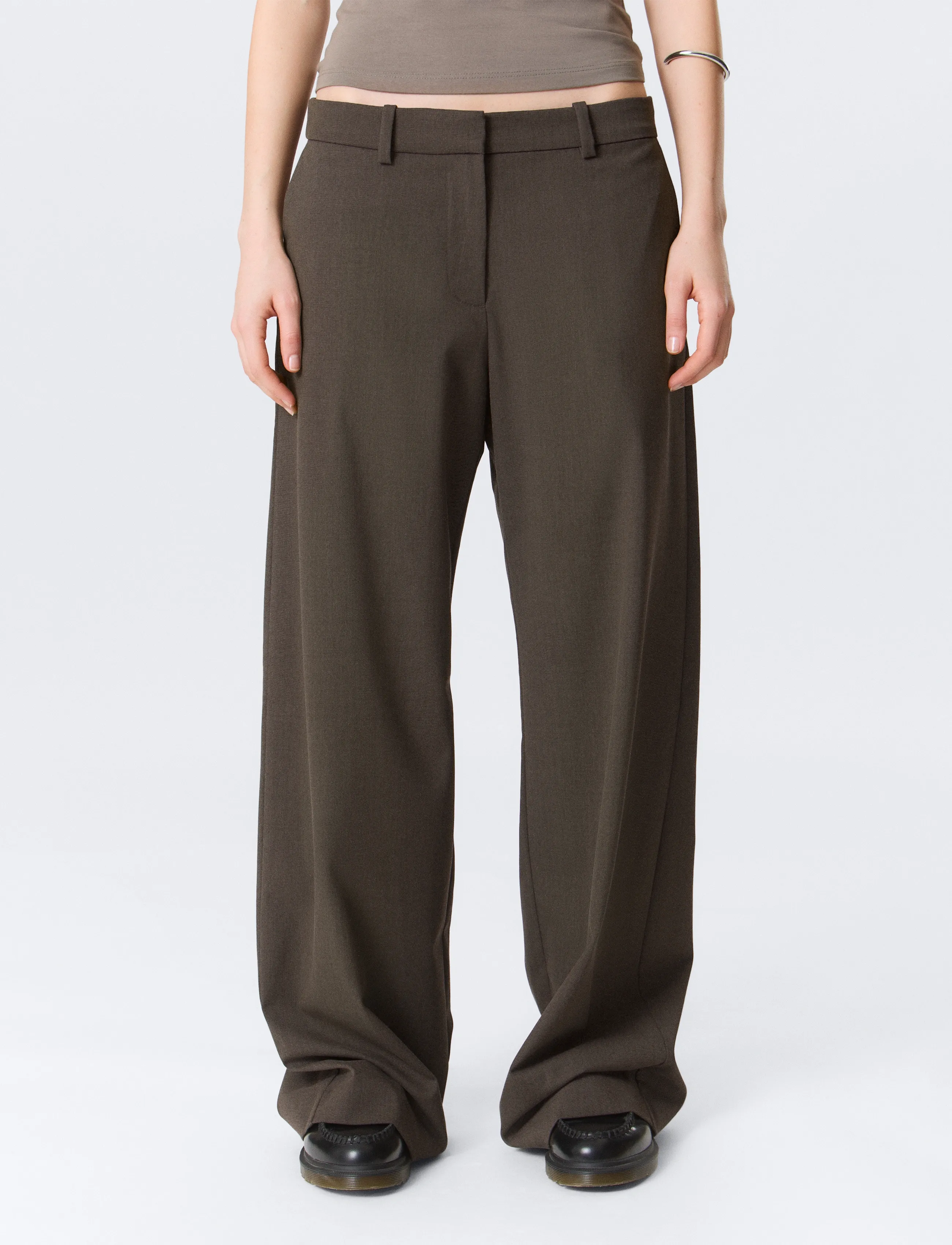 Weekday Low-Waisted Loose Fit Suit Trousers - Bukser - GREY DARK / brown