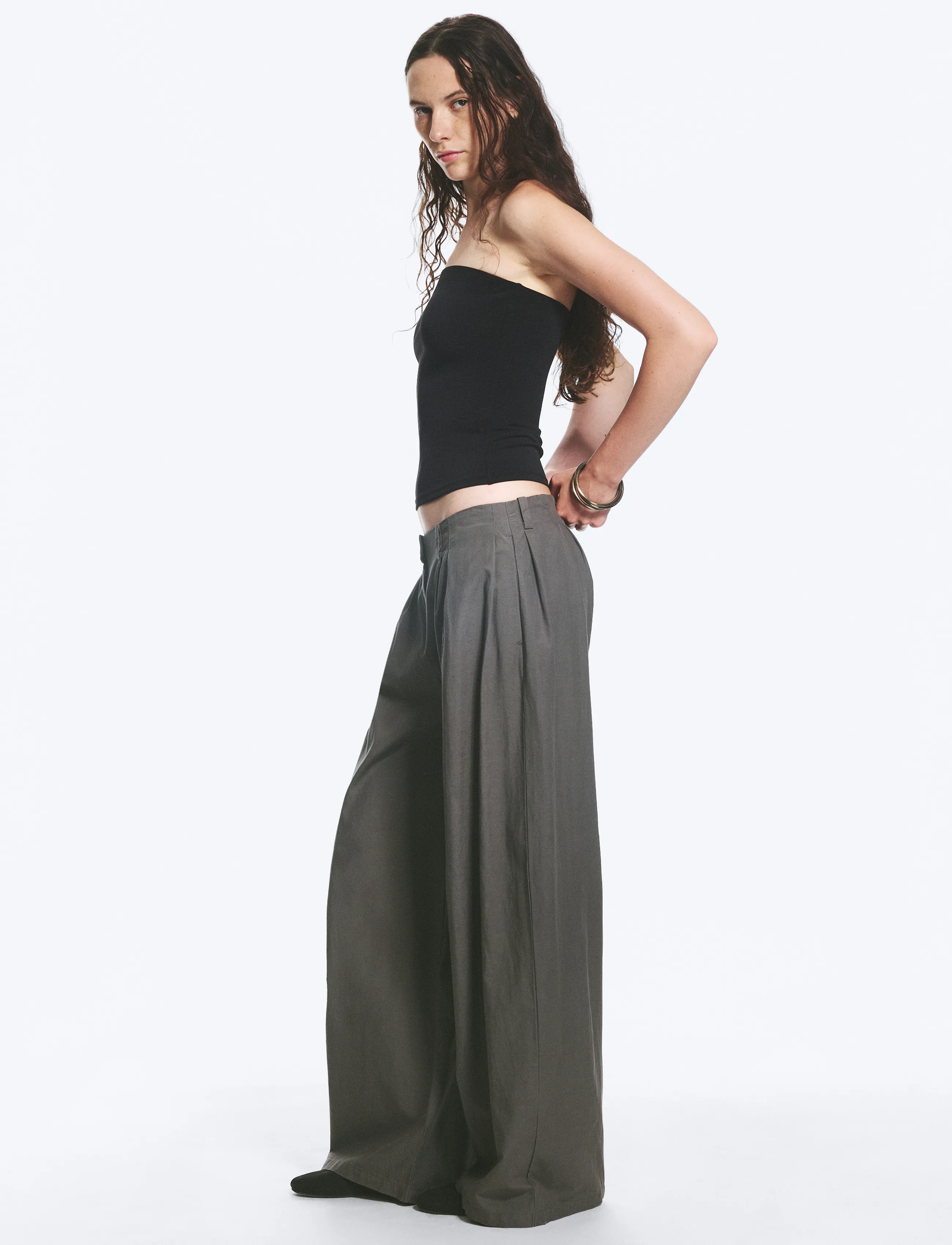 Weekday - Low Rise Wide Leg Pleated Trousers - hosen mit weitem bein - dark grey - 3