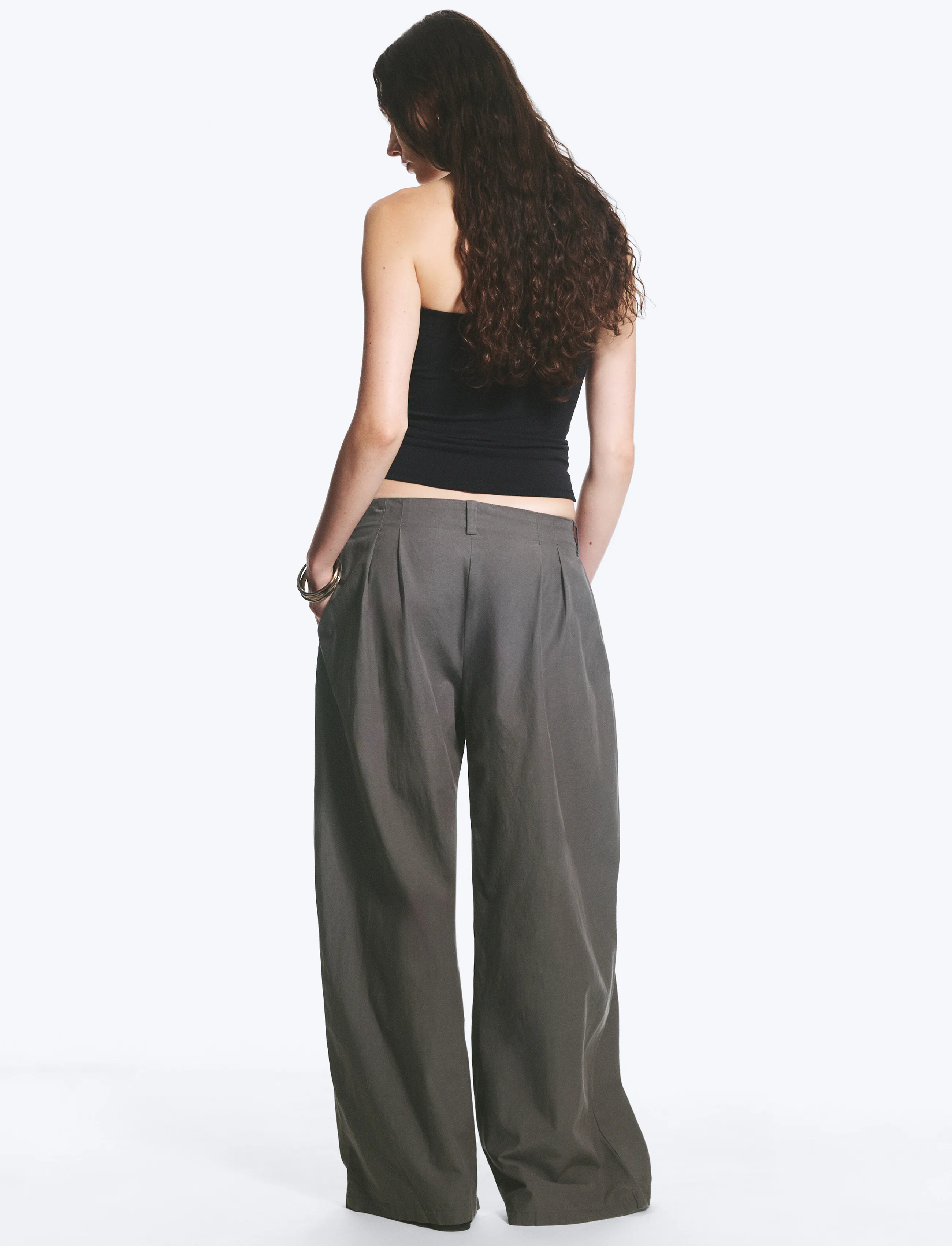 Weekday - Low Rise Wide Leg Pleated Trousers - hosen mit weitem bein - dark grey - 4