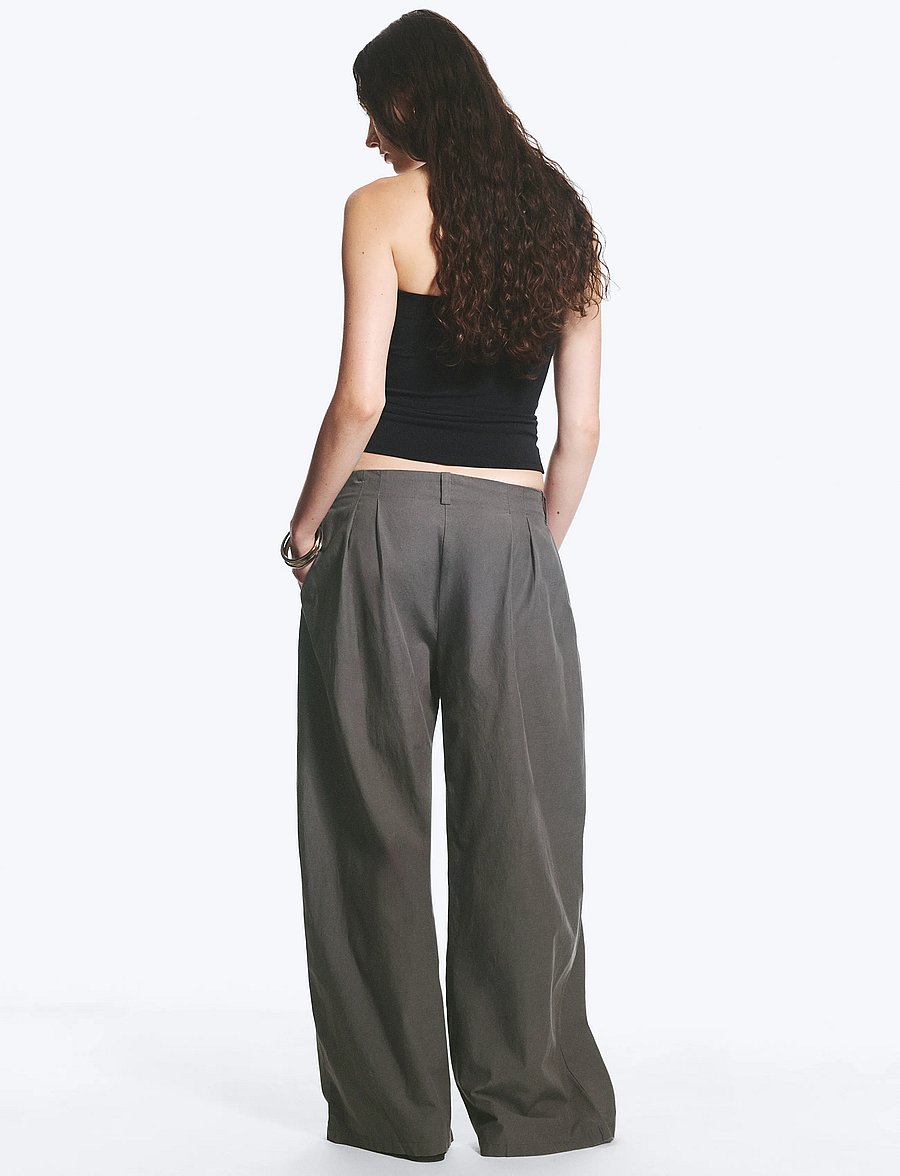 Weekday - Low Rise Wide Leg Pleated Trousers - hosen mit weitem bein - dark grey - 4