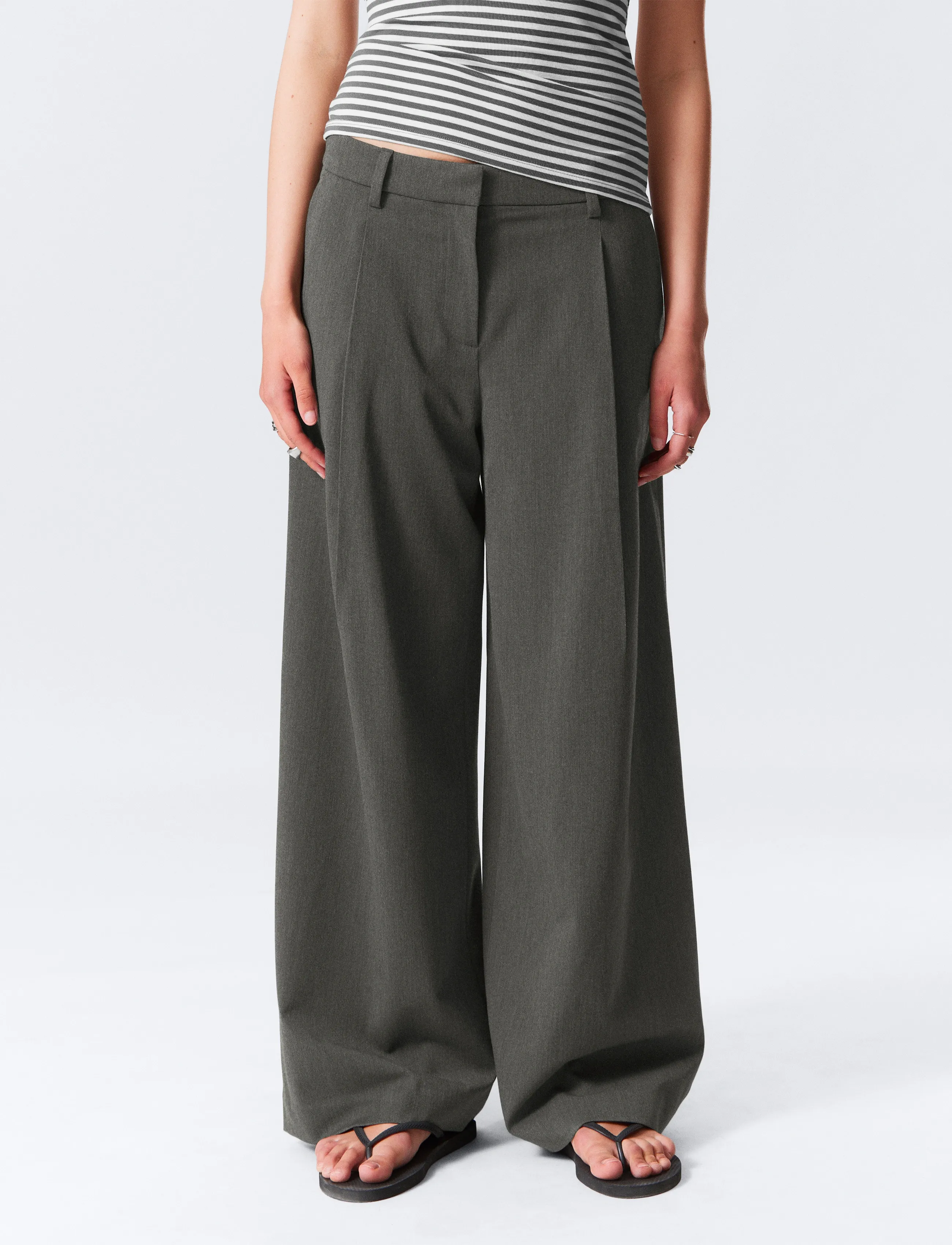 Weekday - Low Rise Wide Leg Pleated Suiting Trousers - grey melange dark - 5