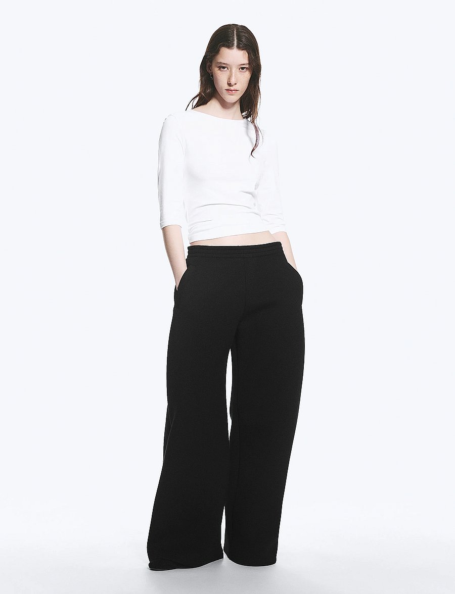 Weekday - Relaxed Wide Leg Scuba Sweatpants - hosen mit weitem bein - black dark - 0