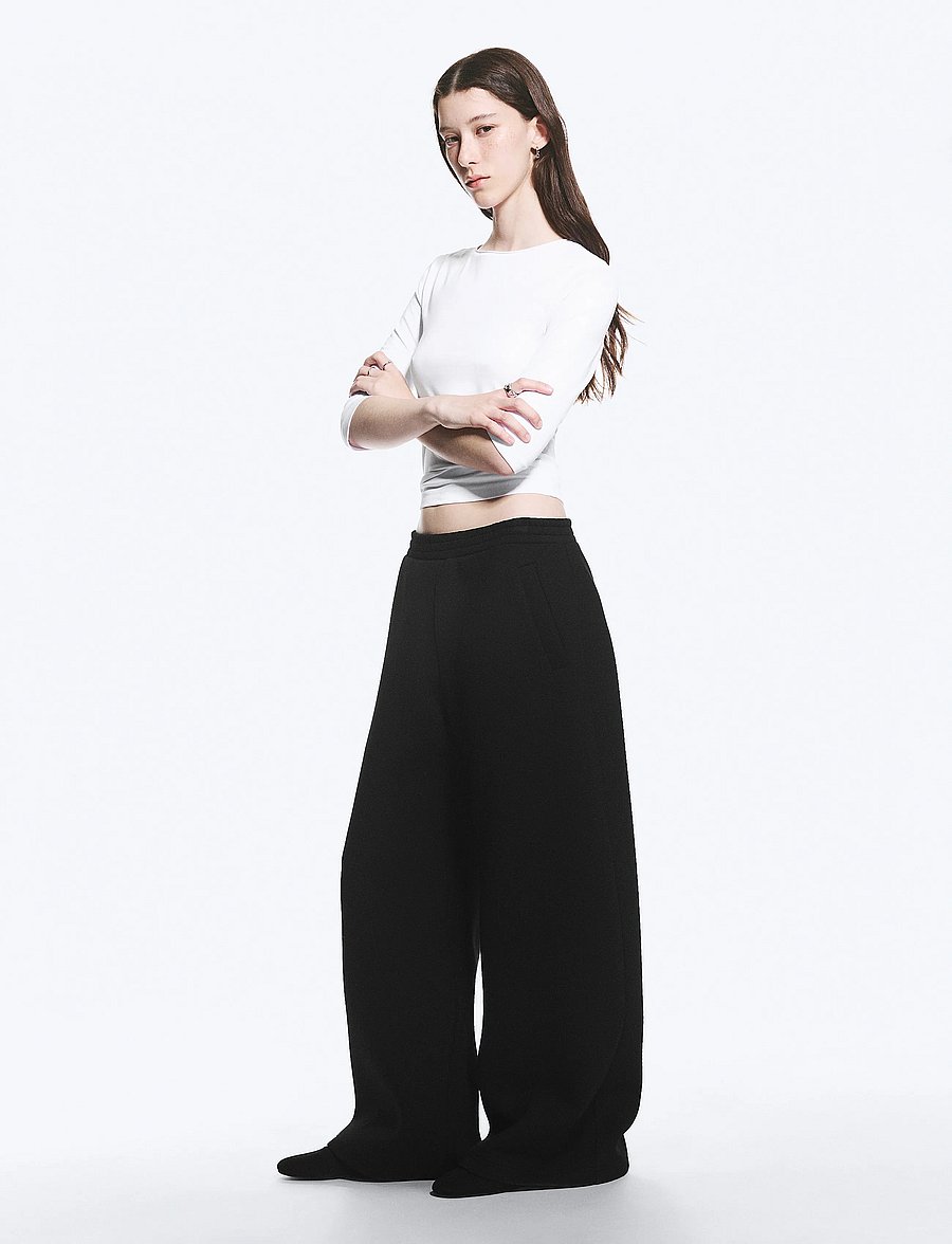 Weekday - Relaxed Wide Leg Scuba Sweatpants - hosen mit weitem bein - black dark - 4