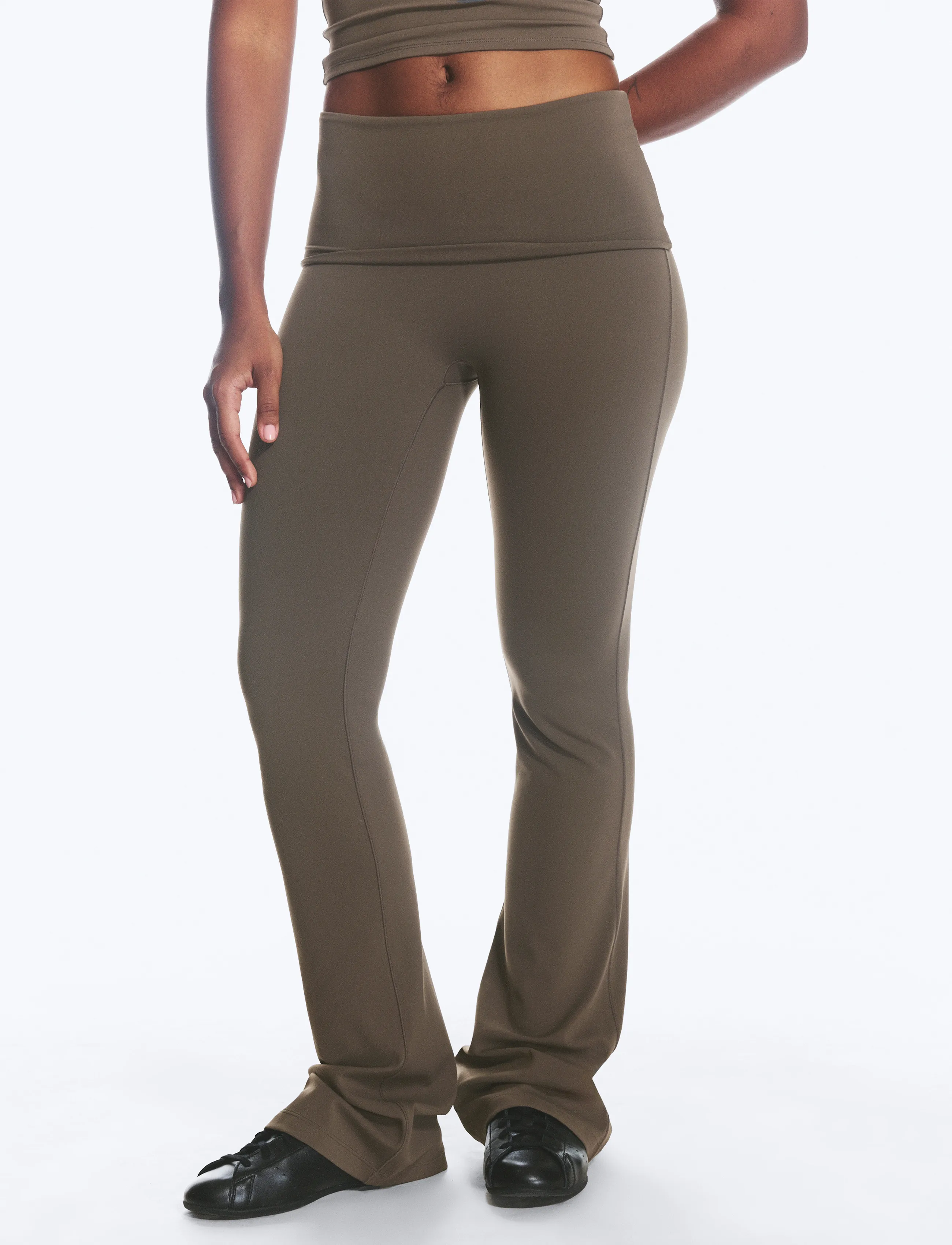 Weekday - Folded Waist Flared Yoga Tights - volle länge - dark brown - 3