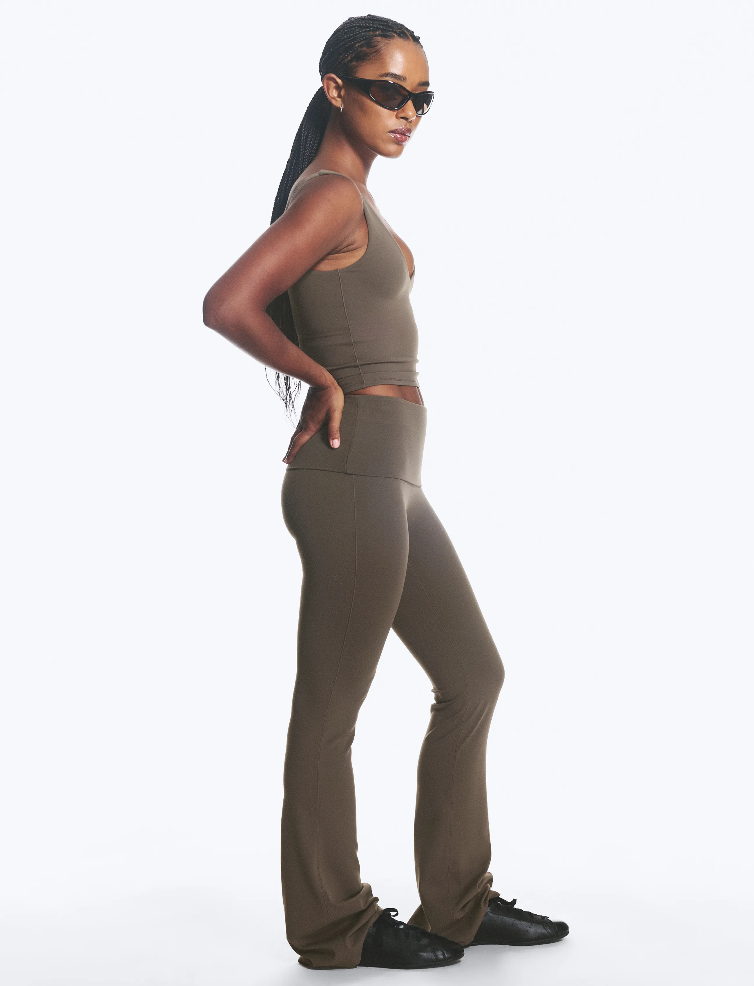 Weekday - Folded Waist Flared Yoga Tights - volle länge - dark brown - 4