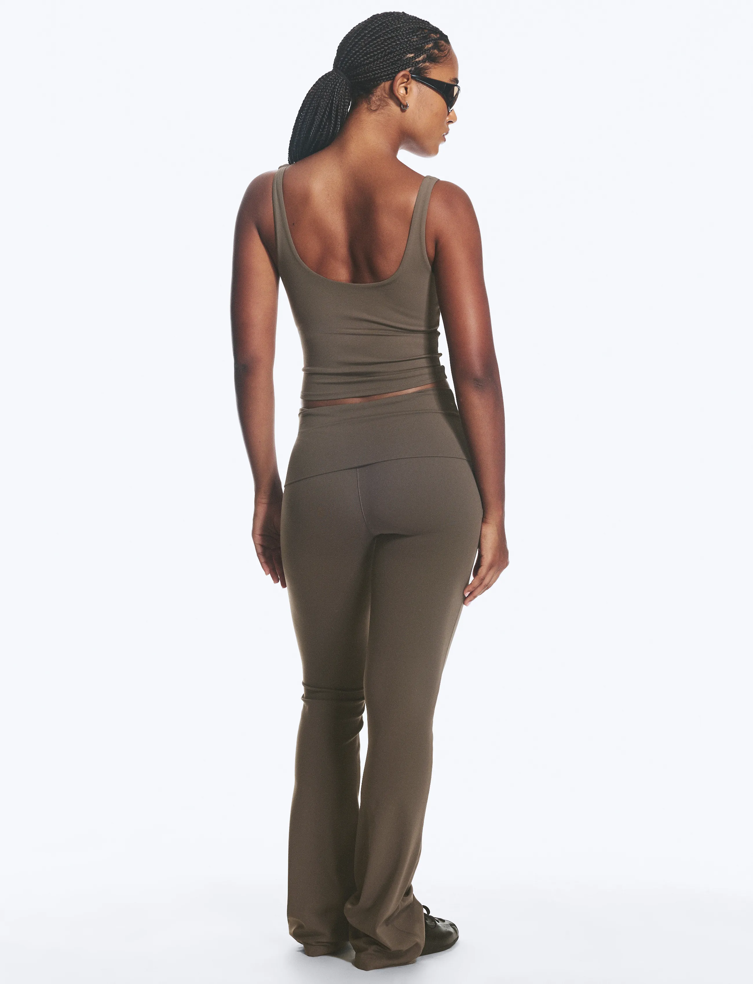 Weekday - Folded Waist Flared Yoga Tights - volle länge - dark brown - 5