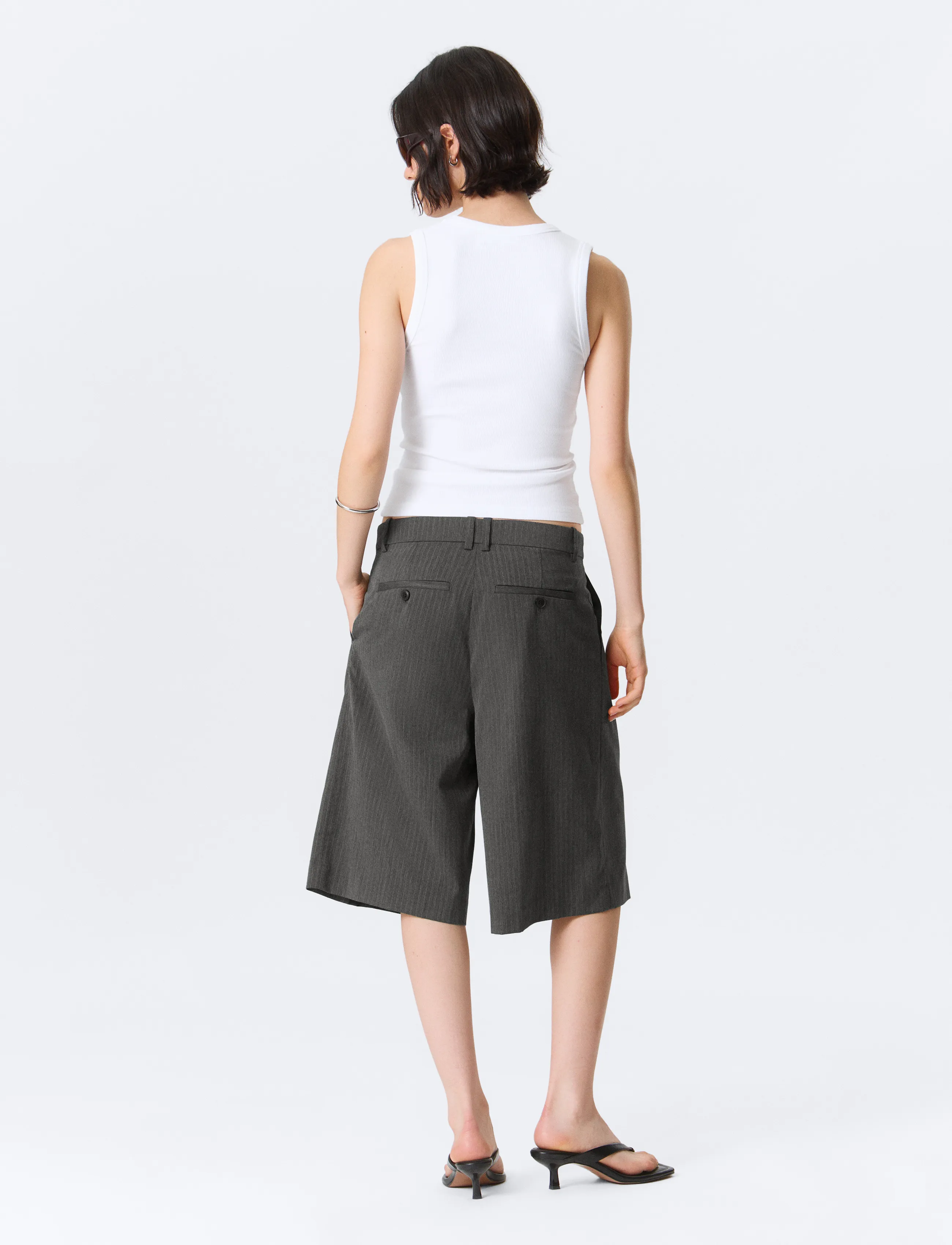 Weekday - Low Rise Loose Pleated Suiting Shorts - bermuda püksid - dark grey melange herringbone - 3