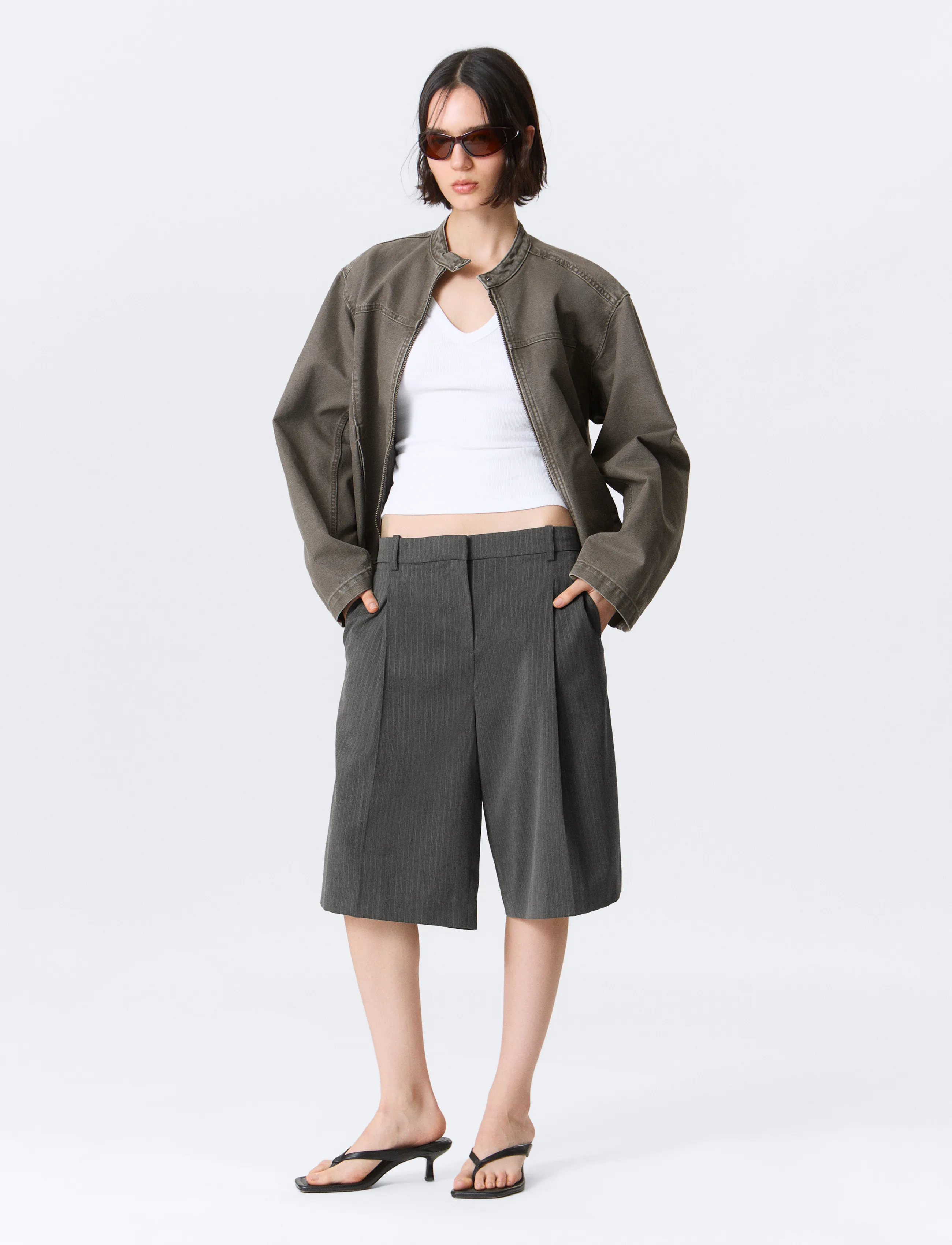 Weekday - Low Rise Loose Pleated Suiting Shorts - bermuda püksid - dark grey melange herringbone - 4