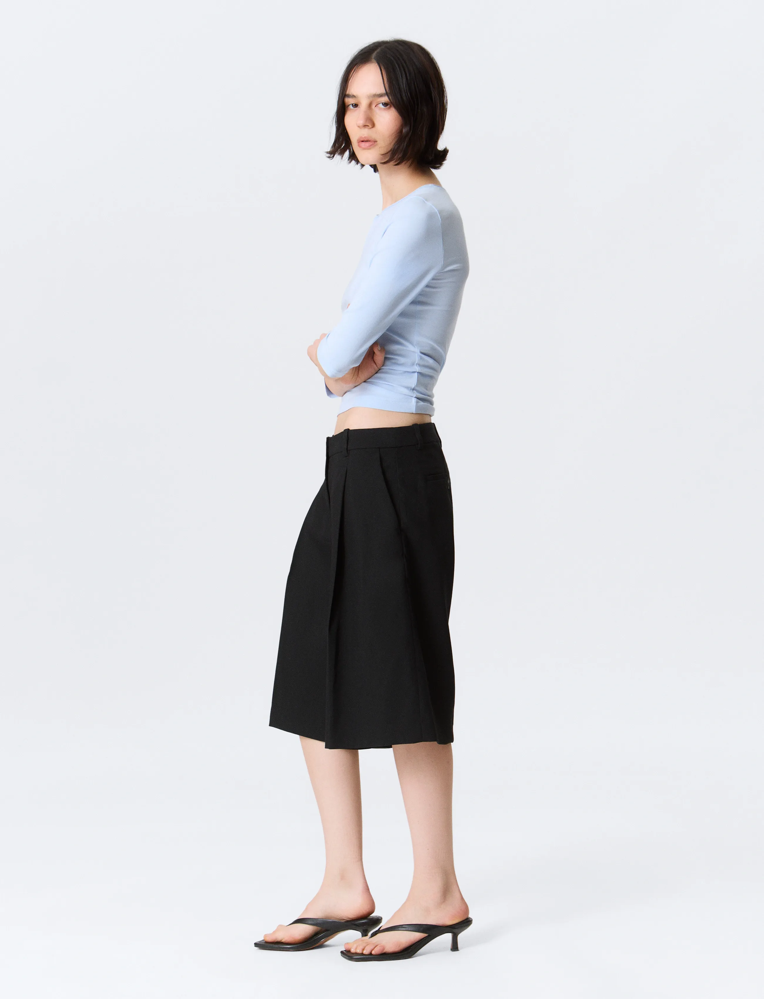 Weekday - Low Rise Loose Pleated Suiting Shorts - bermuda püksid - black - 4