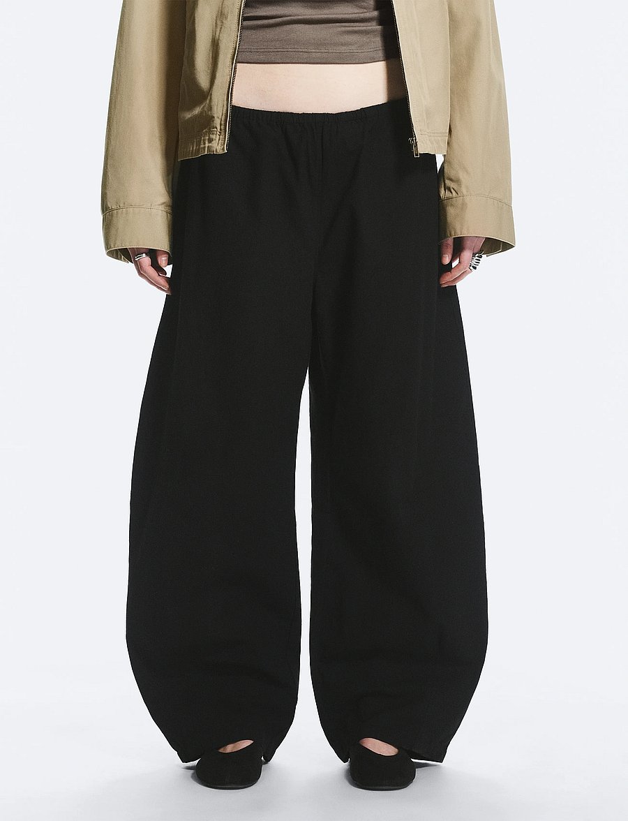 Weekday - Low Rise Loose Pull-on Trousers - bukser med brede ben - black - 3