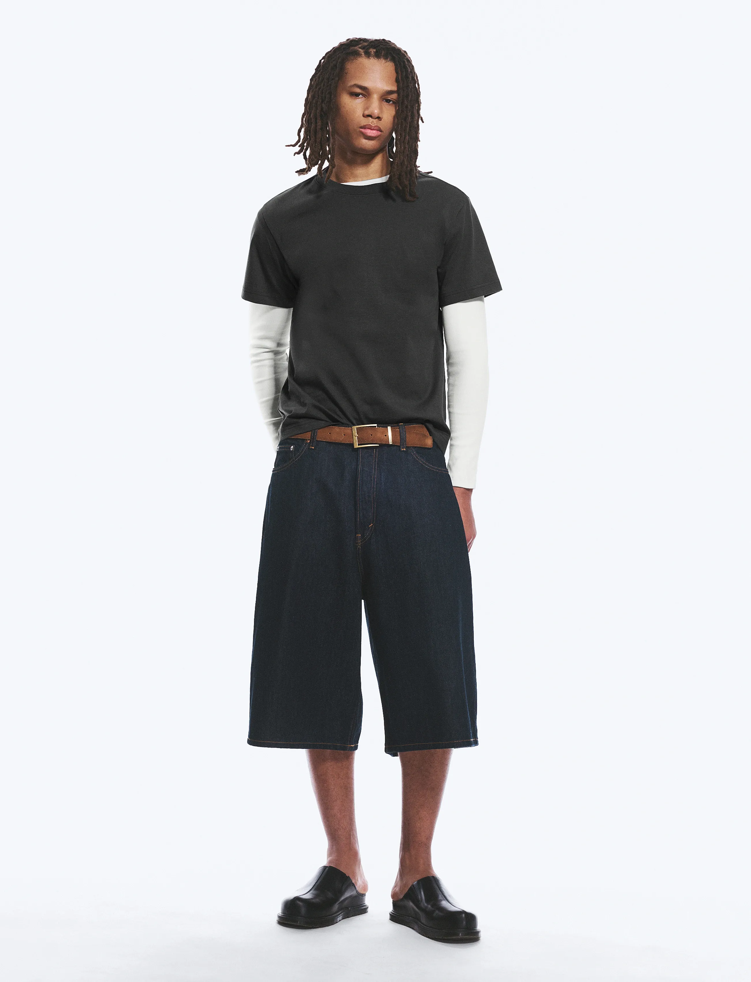 Weekday Void Mid Rise Loose Long Denim Shorts, 32, Navy, Shorts > Denim Shorts, Herre