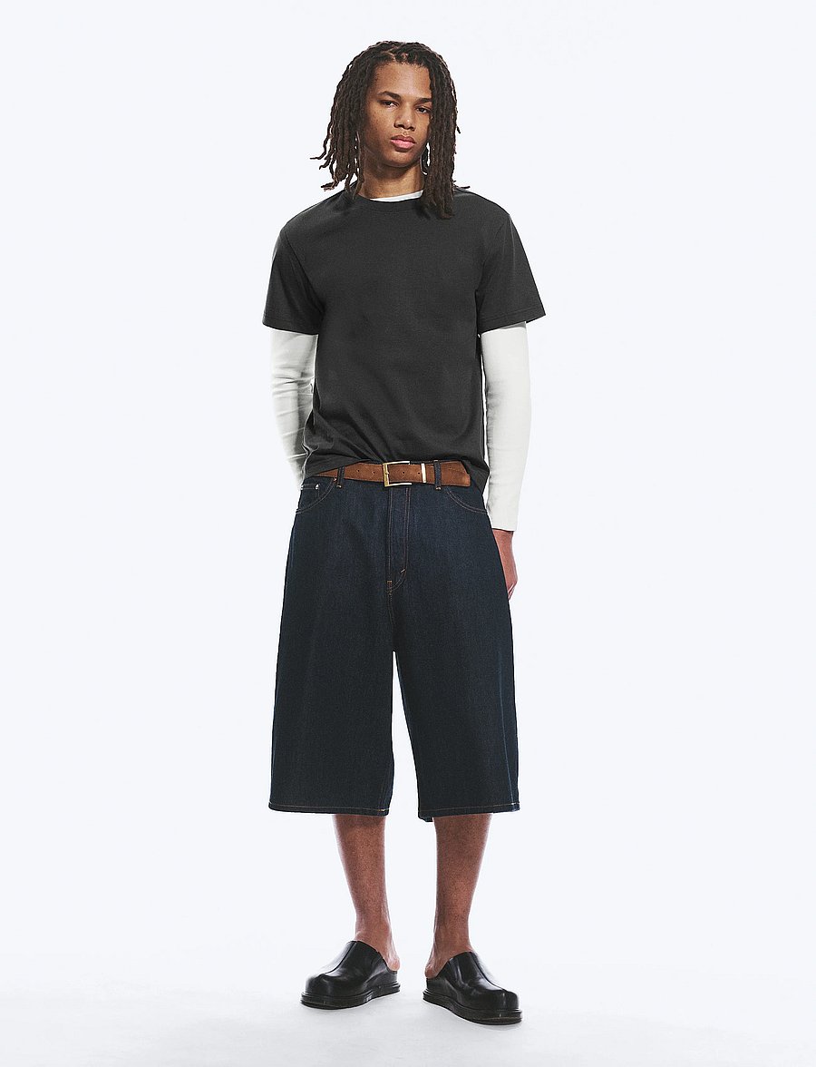 Weekday - Void Mid Rise Loose Long Denim Shorts - lühikesed teksapüksid - blue rinse - 0