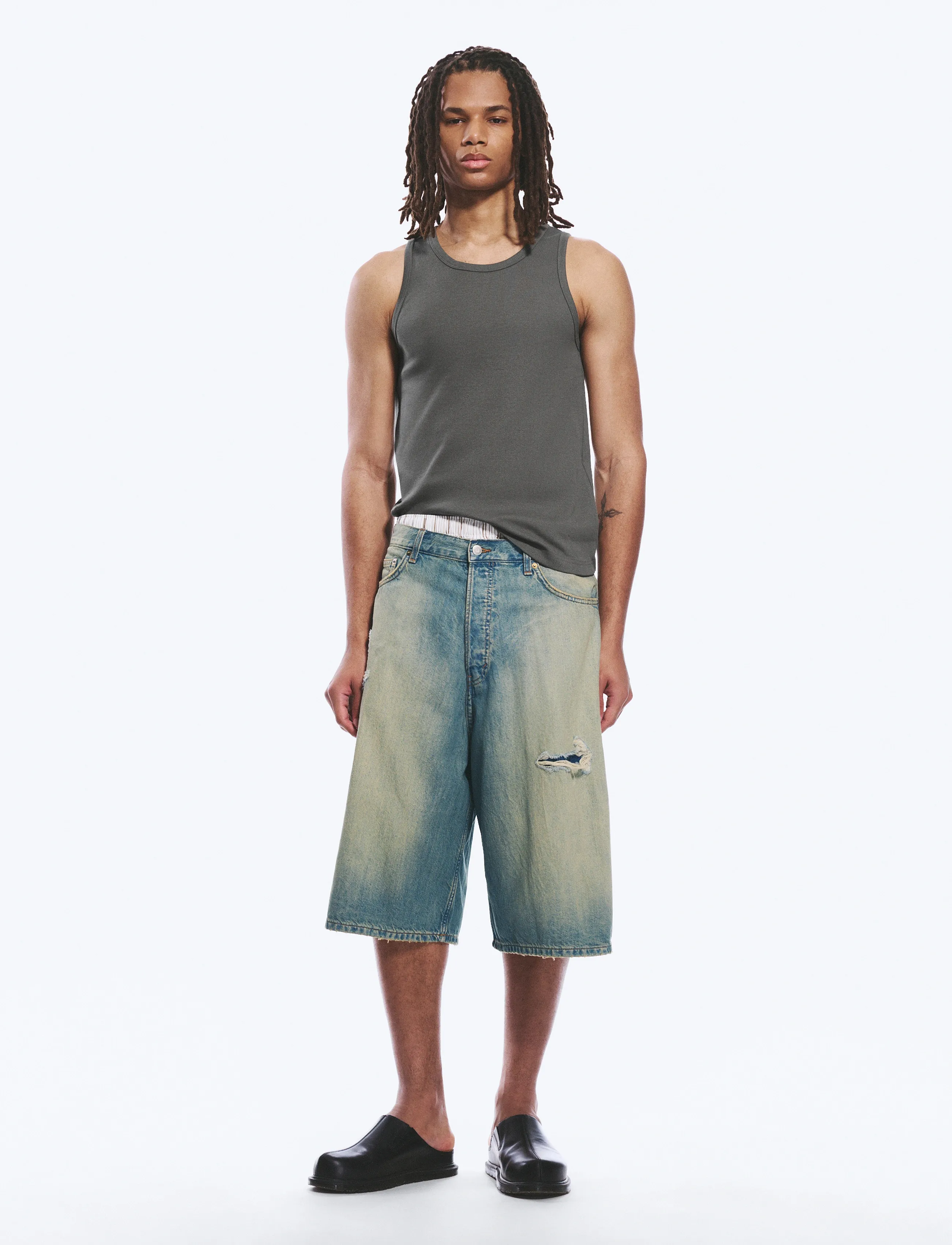 Weekday Void Mid Rise Loose Long Denim Shorts, Mænd, Slidte Løse Lange Denim Shorts, Blå, Str: 27