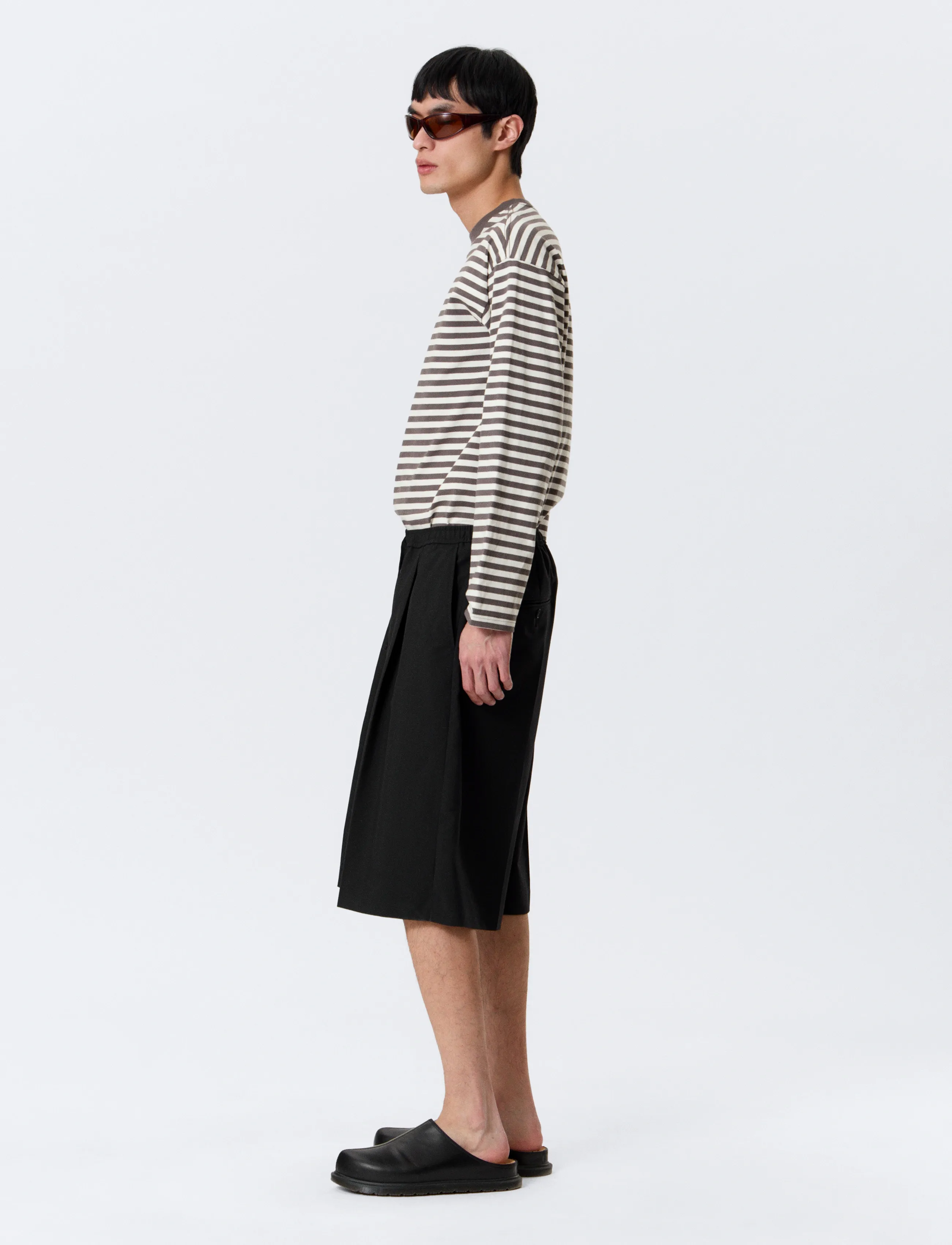 Weekday - Mid Rise Loose Suiting Shorts - krótkie spodenki - black - 3