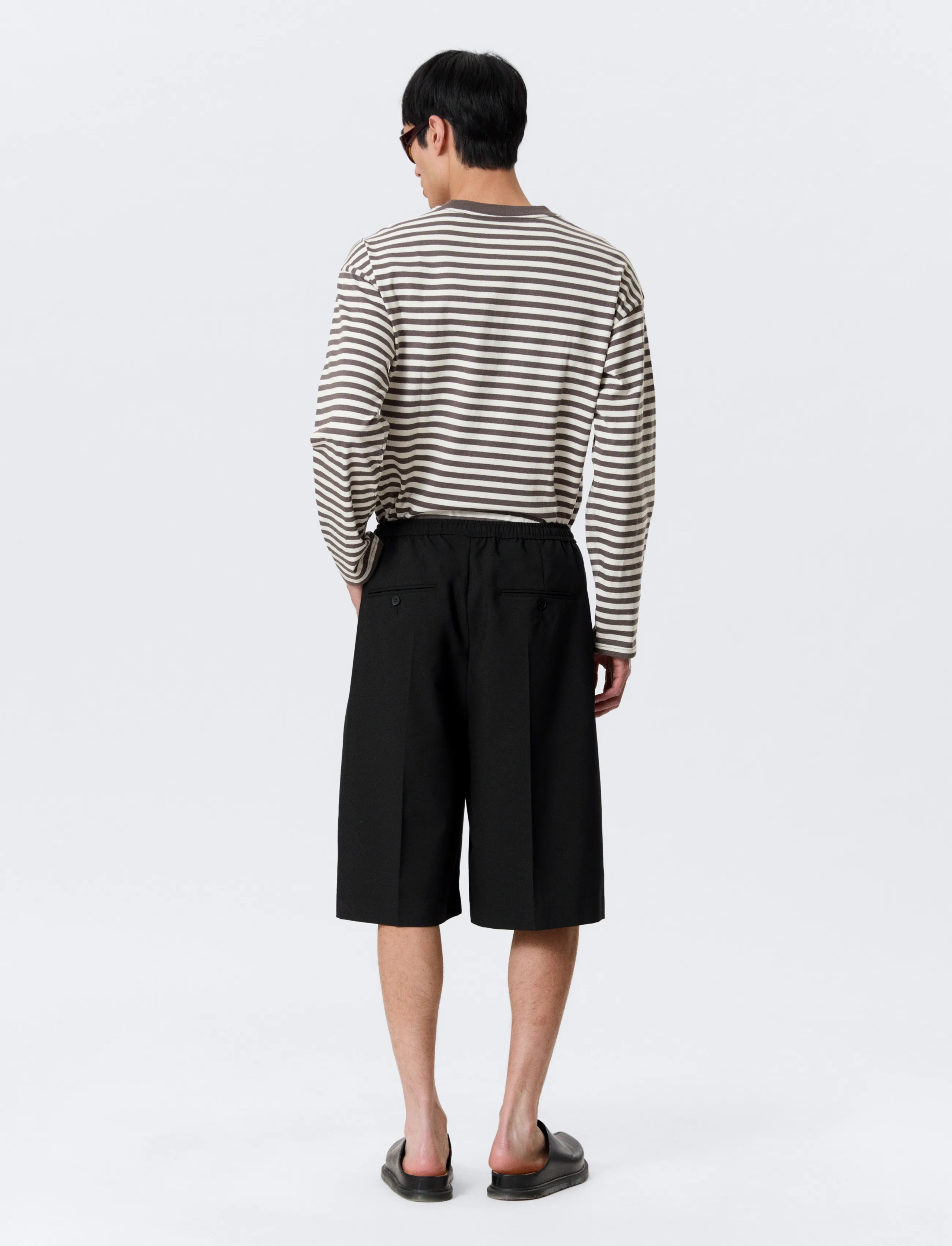 Weekday - Mid Rise Loose Suiting Shorts - krótkie spodenki - black - 4
