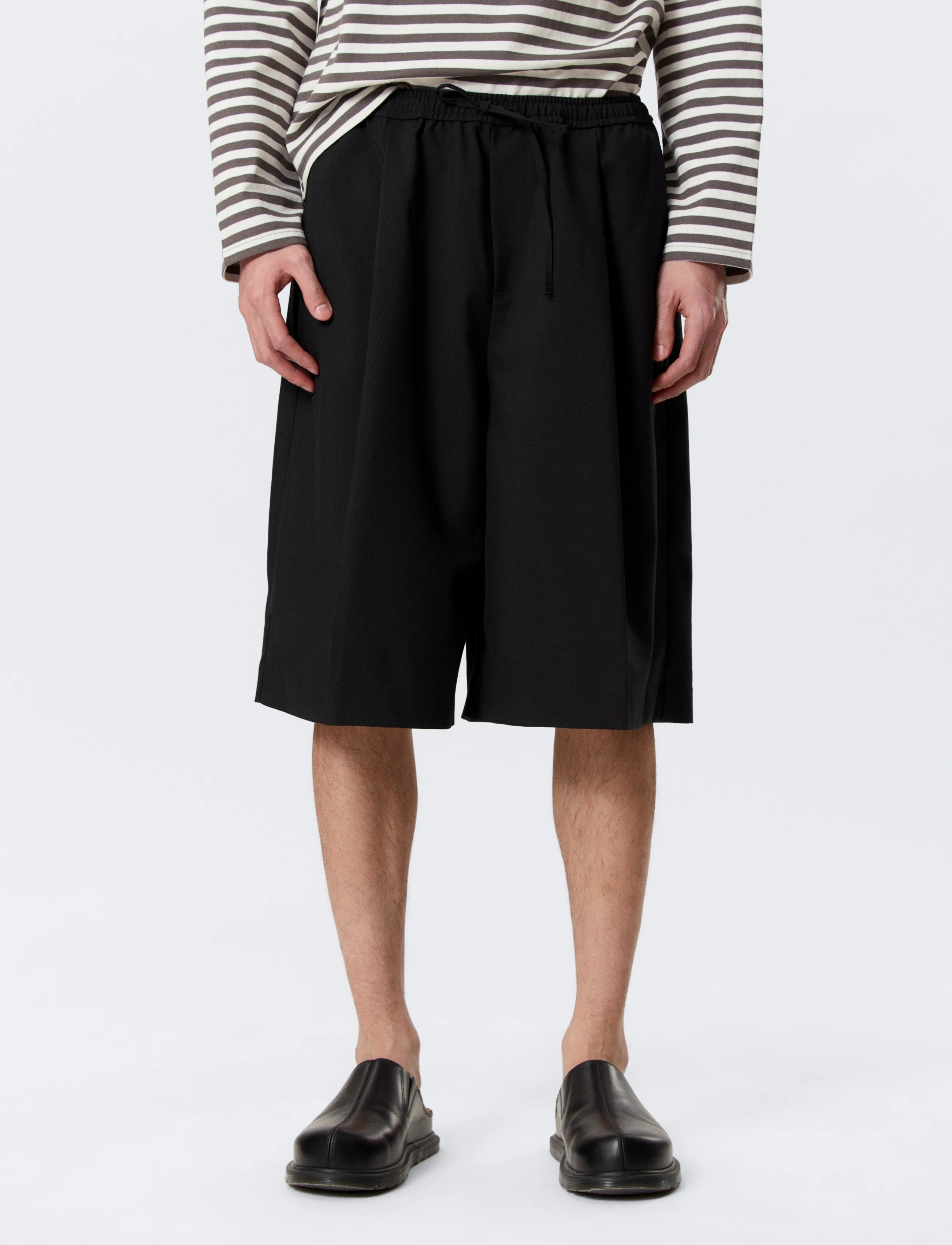 Weekday - Mid Rise Loose Suiting Shorts - krótkie spodenki - black - 5