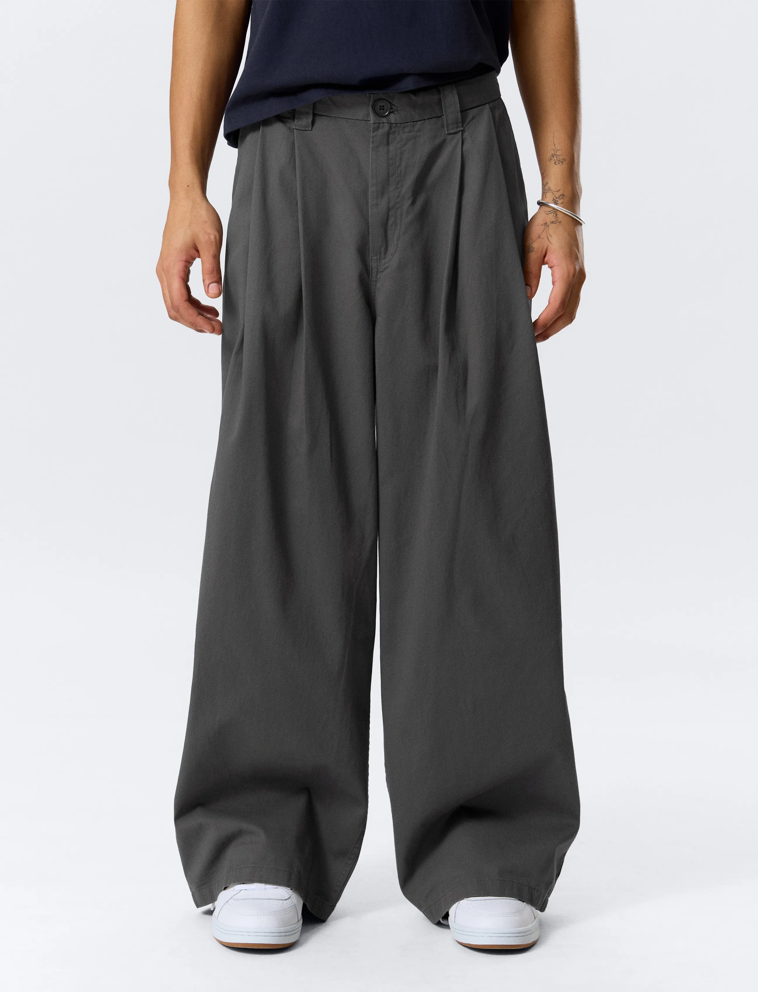 Weekday - Otis Baggy Pleated Twill Chinos - pantalons chino - dark grey - 5