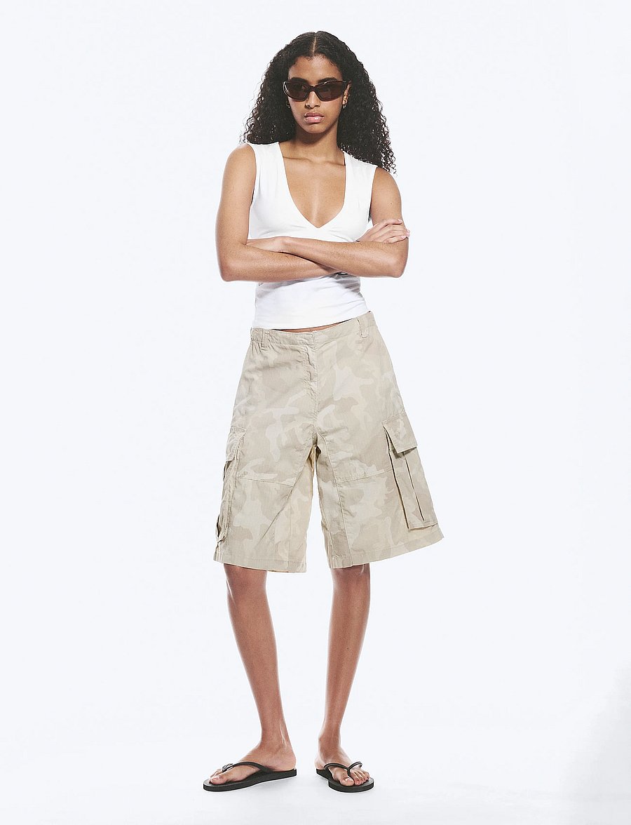 Weekday - Loose Low Rise Cargo Shorts - casual shorts - beige camo print - 0
