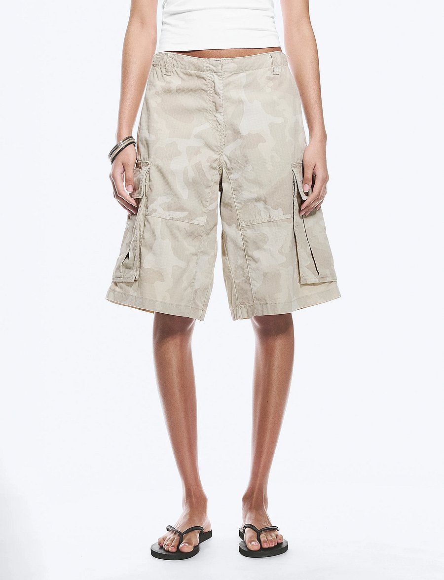Weekday - Loose Low Rise Cargo Shorts - casual shorts - beige camo print - 3