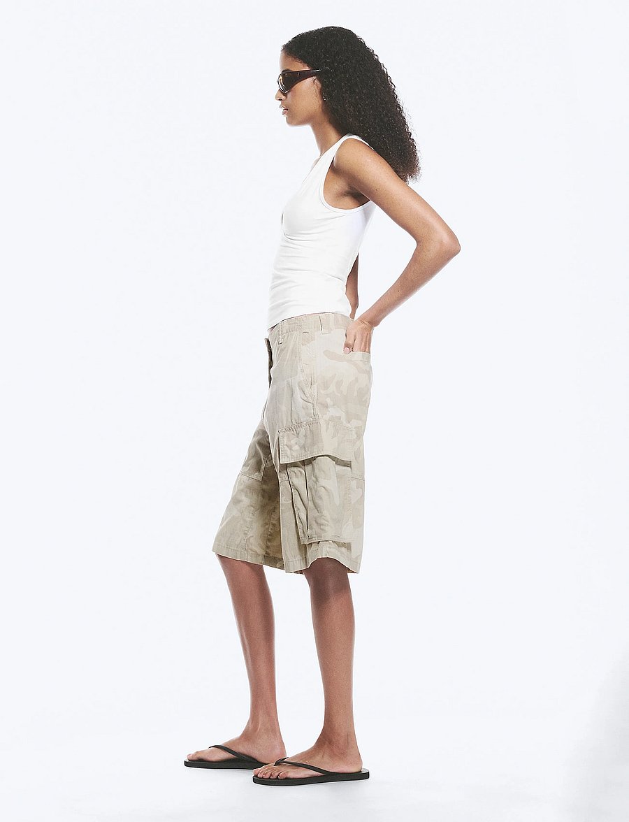 Weekday - Loose Low Rise Cargo Shorts - casual shorts - beige camo print - 4