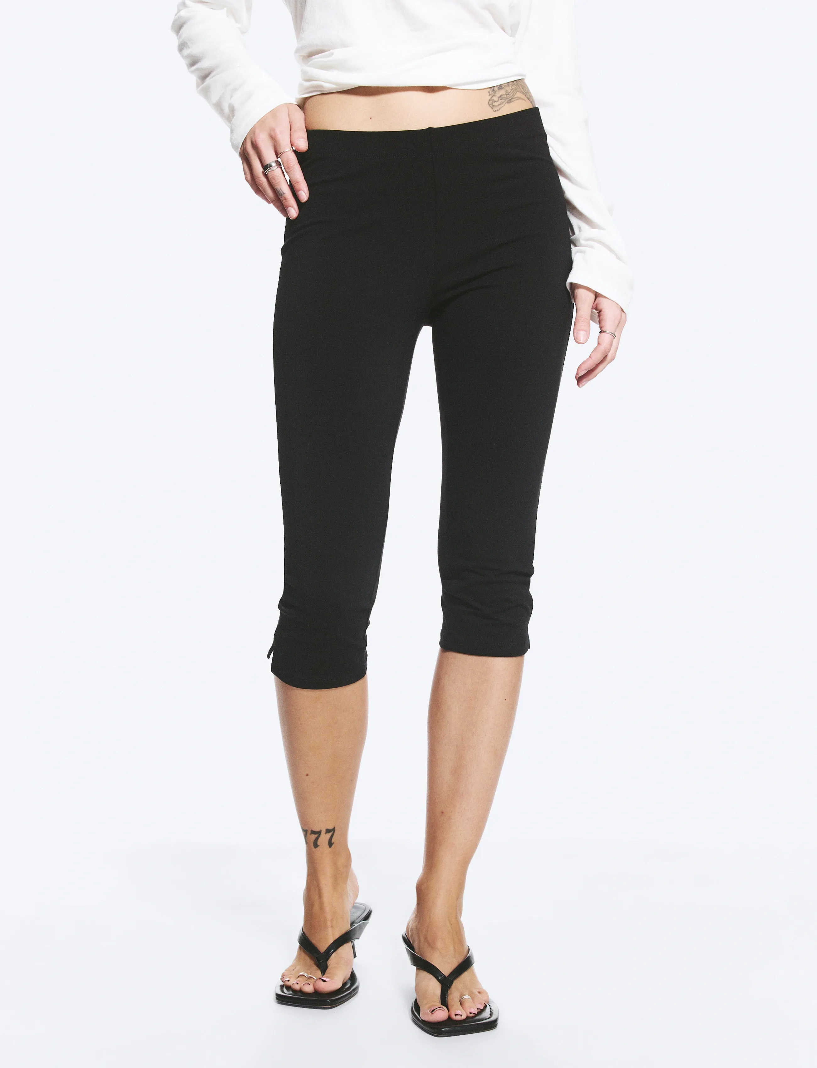 Weekday - Mid-Rise Capri Trousers - capri-püksid - black - 4