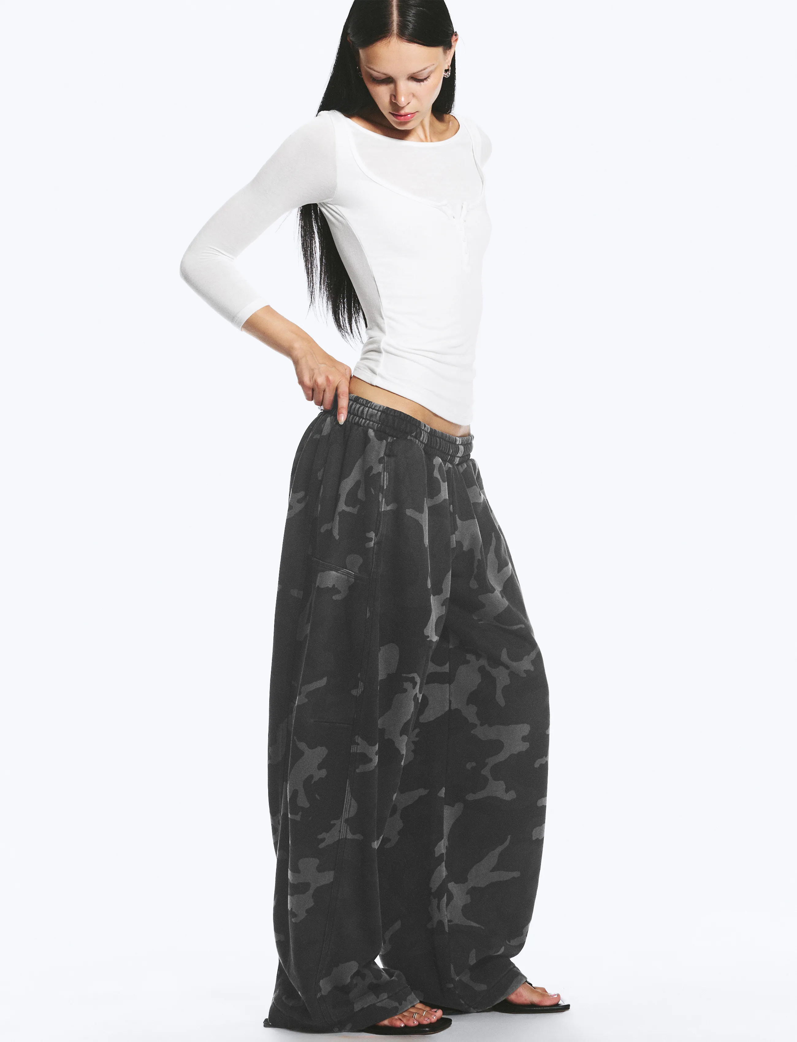 Weekday - Loose Printed Cotton Terry Sweatpants - moetrendid - camo - 4