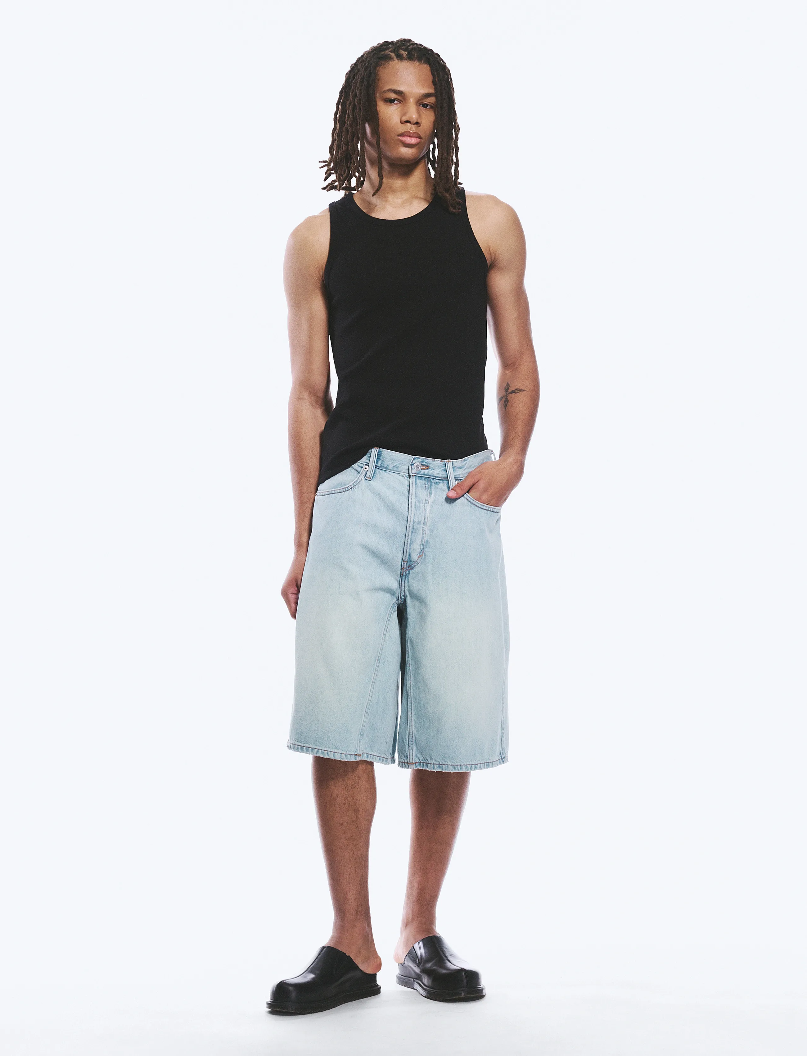 Weekday Mid Rise Loose Dart Detailed Denim Shorts, 33, Blue, Shorts > Denim Shorts, Herre