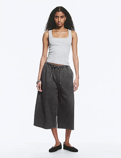 Low Rise Loose Cropped Trousers - Culottes