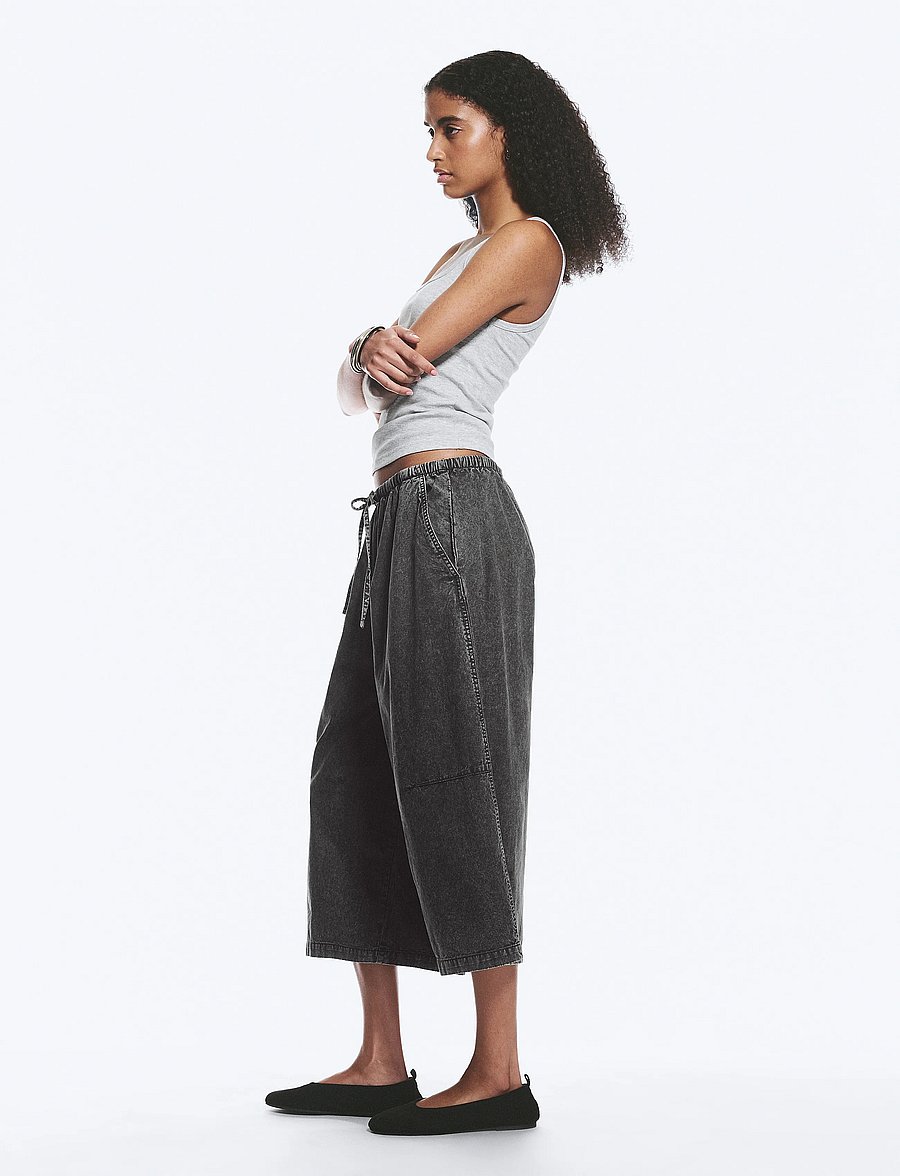 Weekday - Low Rise Loose Cropped Trousers - poolpikad püksid - dark grey - 4