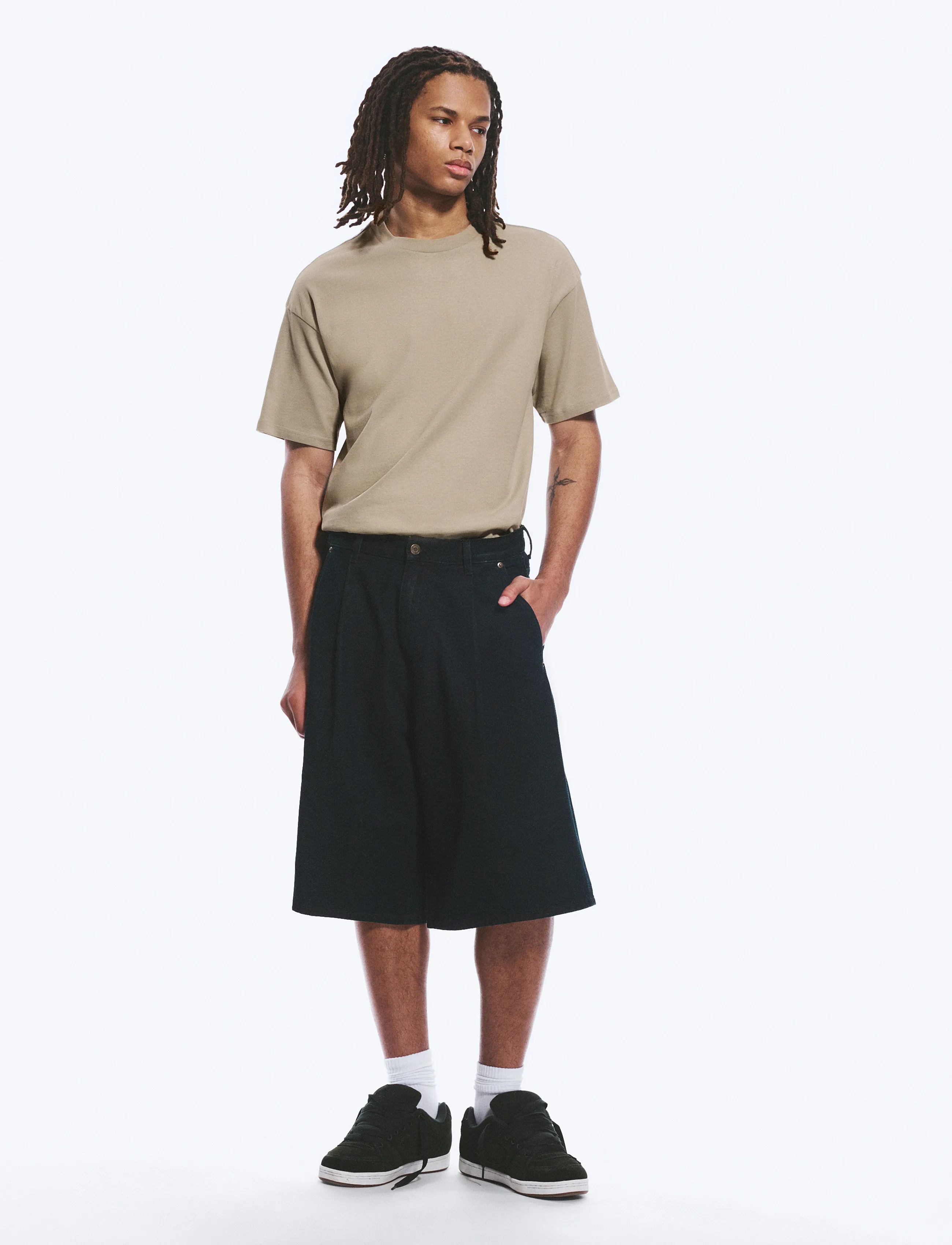 Weekday Mid Rise Baggy Pleated Denim Shorts, Mænd, Mellemhøj Talje Baggy Plisserede Denim Shorts, Navy, Str: 36