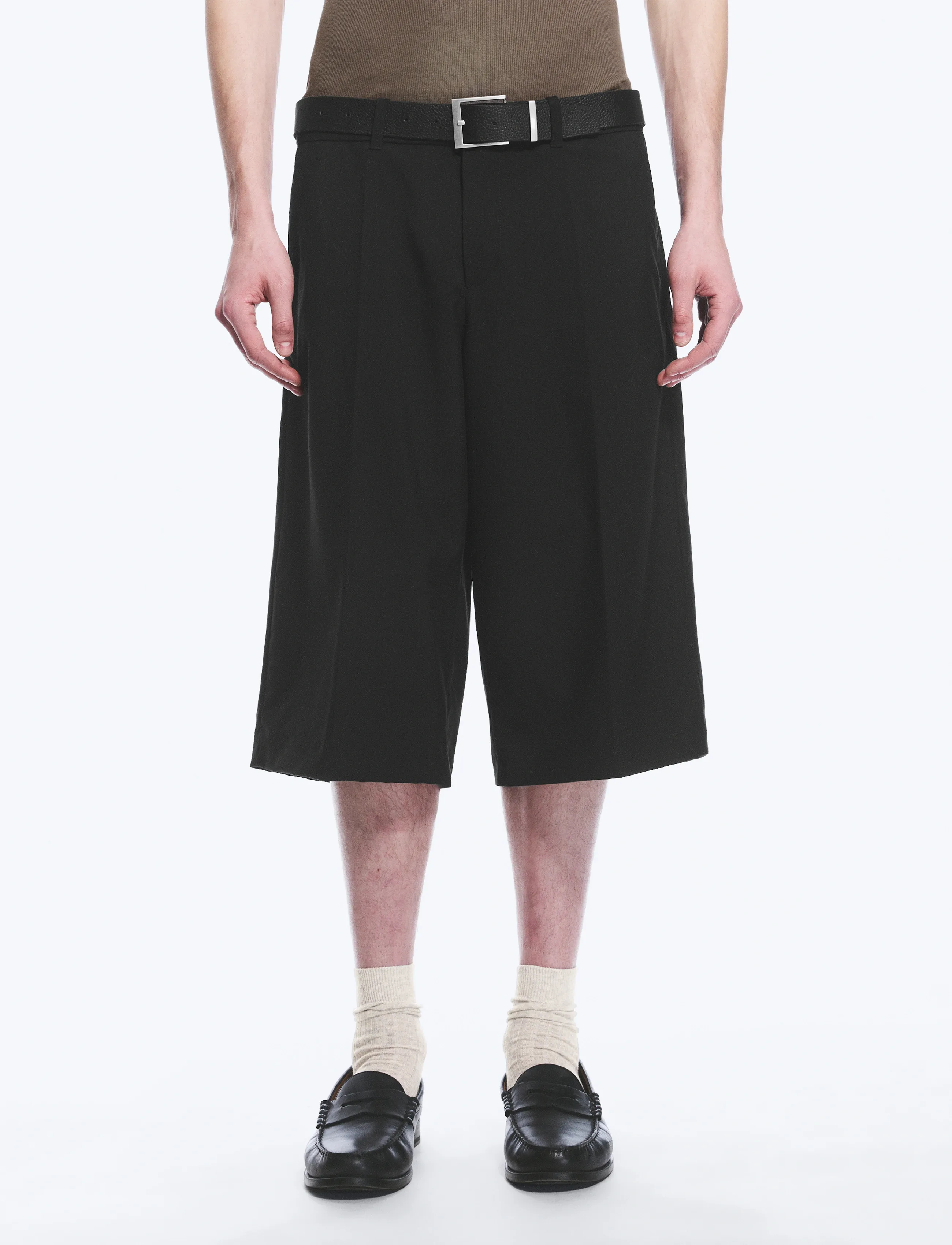 Weekday - Low Rise Relaxed Suiting Shorts - krótkie spodenki - black - 5