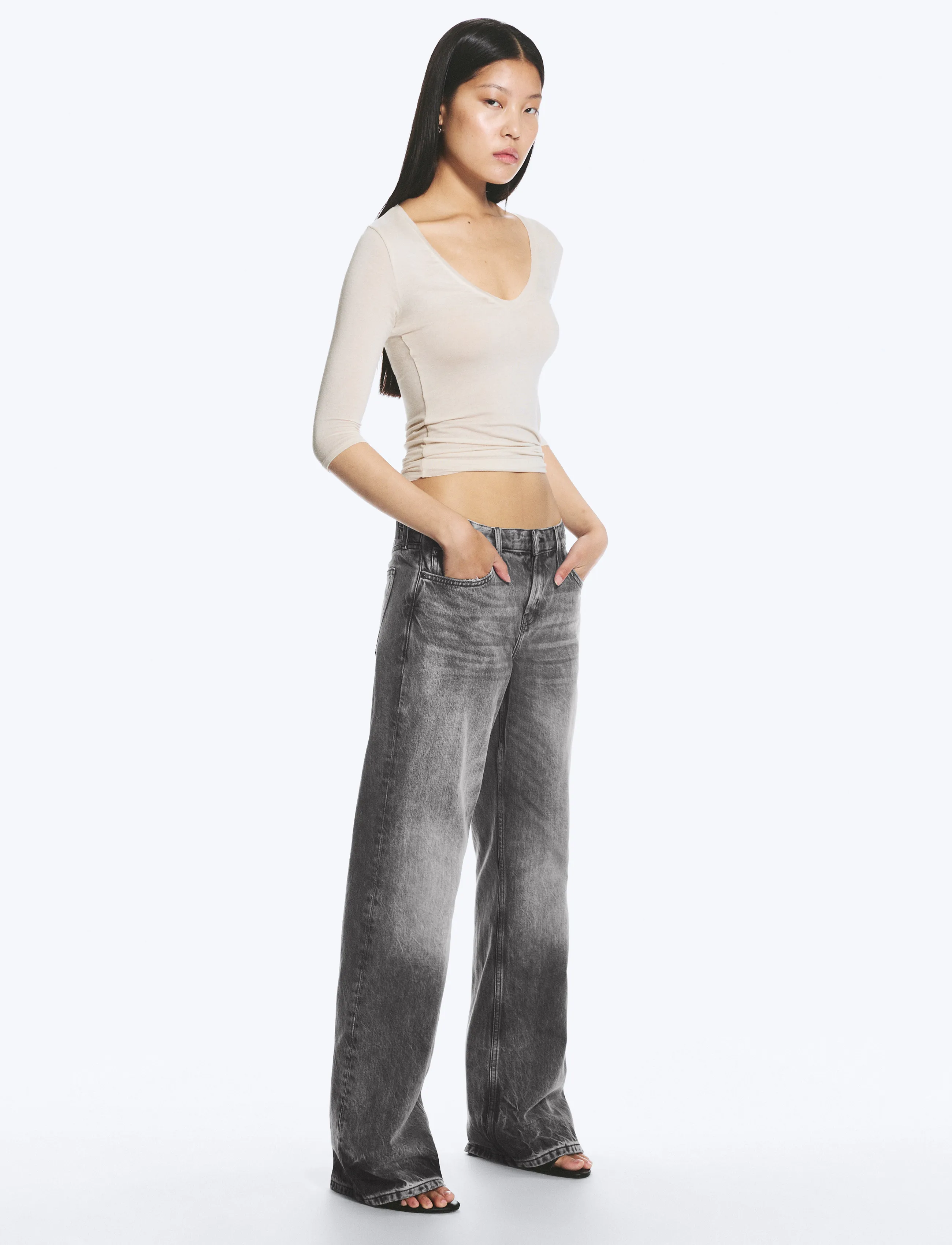 Weekday - Aura Low Rise Relaxed Bootcut Jeans - bootcut jeans - alien black - 4