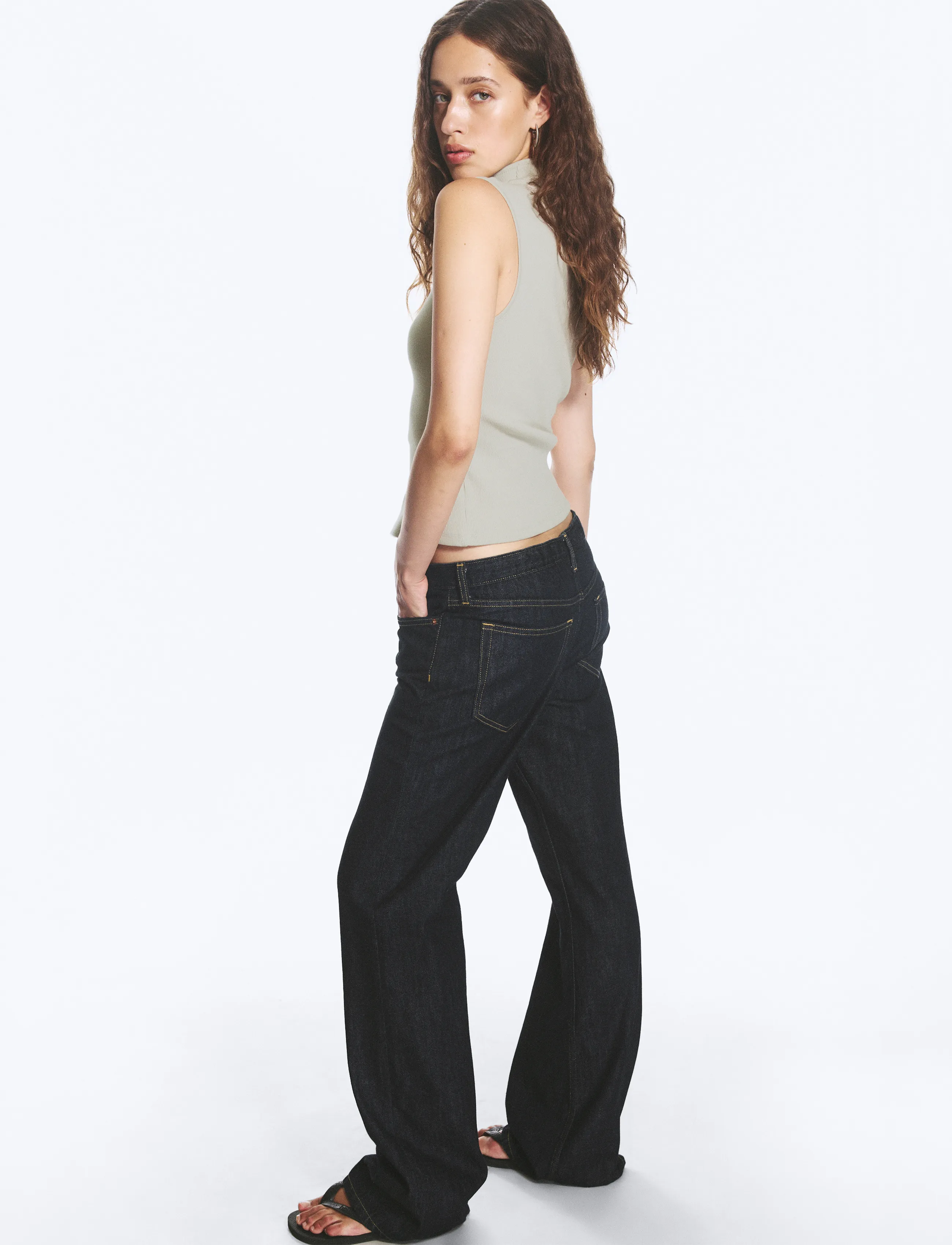 Weekday - Aura Low Rise Relaxed Bootcut Jeans - alt laienevad teksad - blue rinse - 4