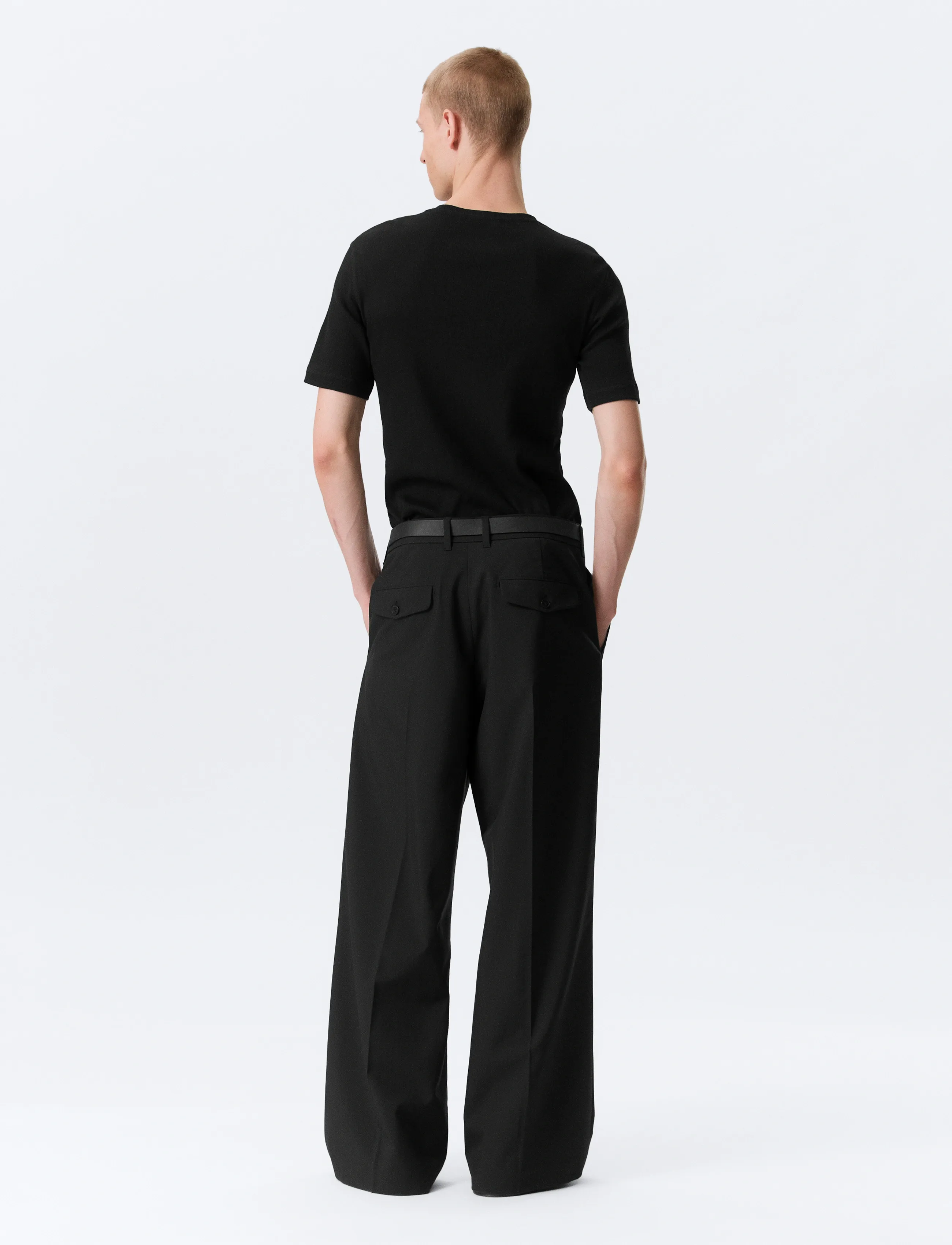 Weekday - Moe Relaxed Low Rise Bootcut Leg Suiting Trousers - Ülikonnapüksid - black dark - 4