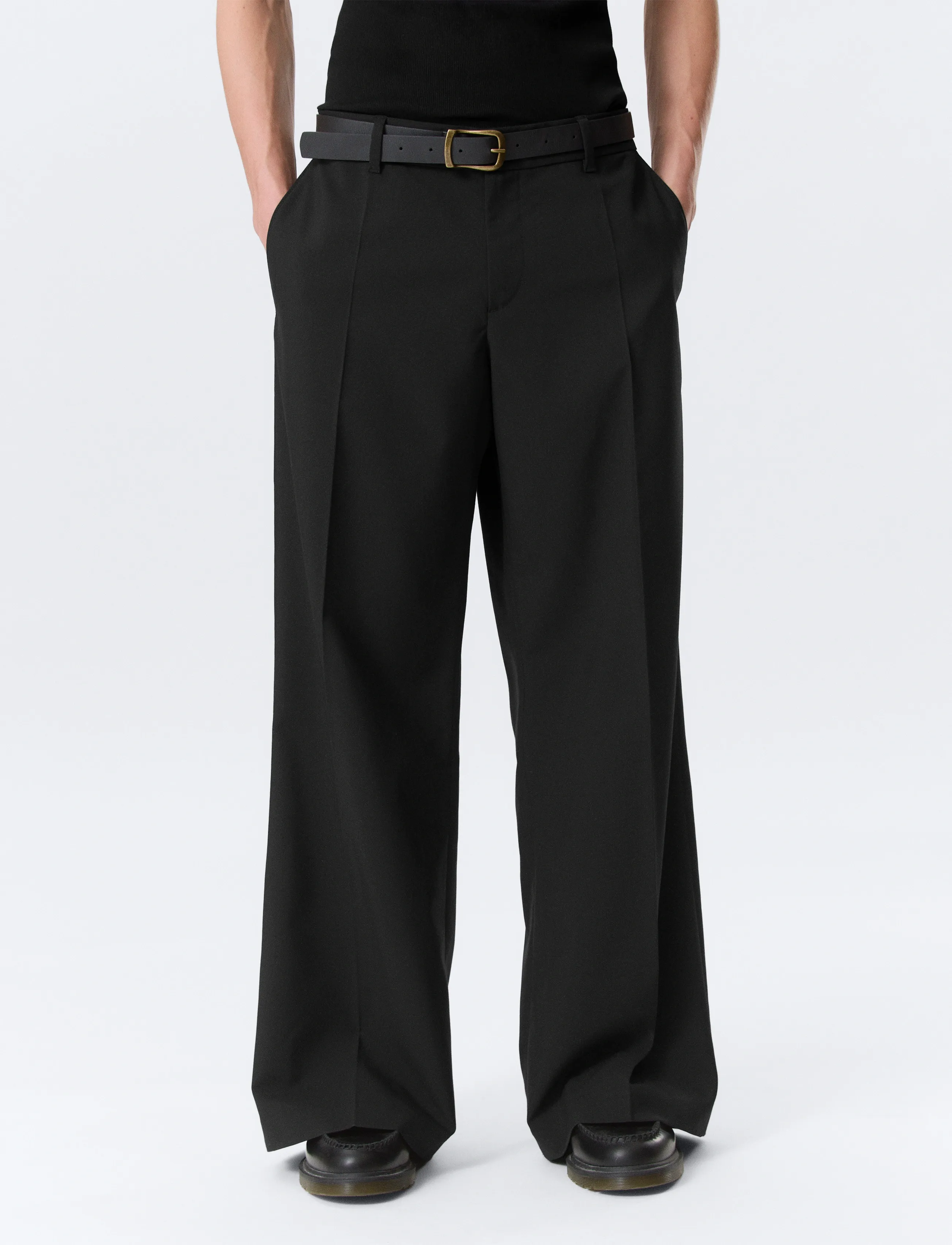 Weekday - Moe Relaxed Low Rise Bootcut Leg Suiting Trousers - Ülikonnapüksid - black dark - 5