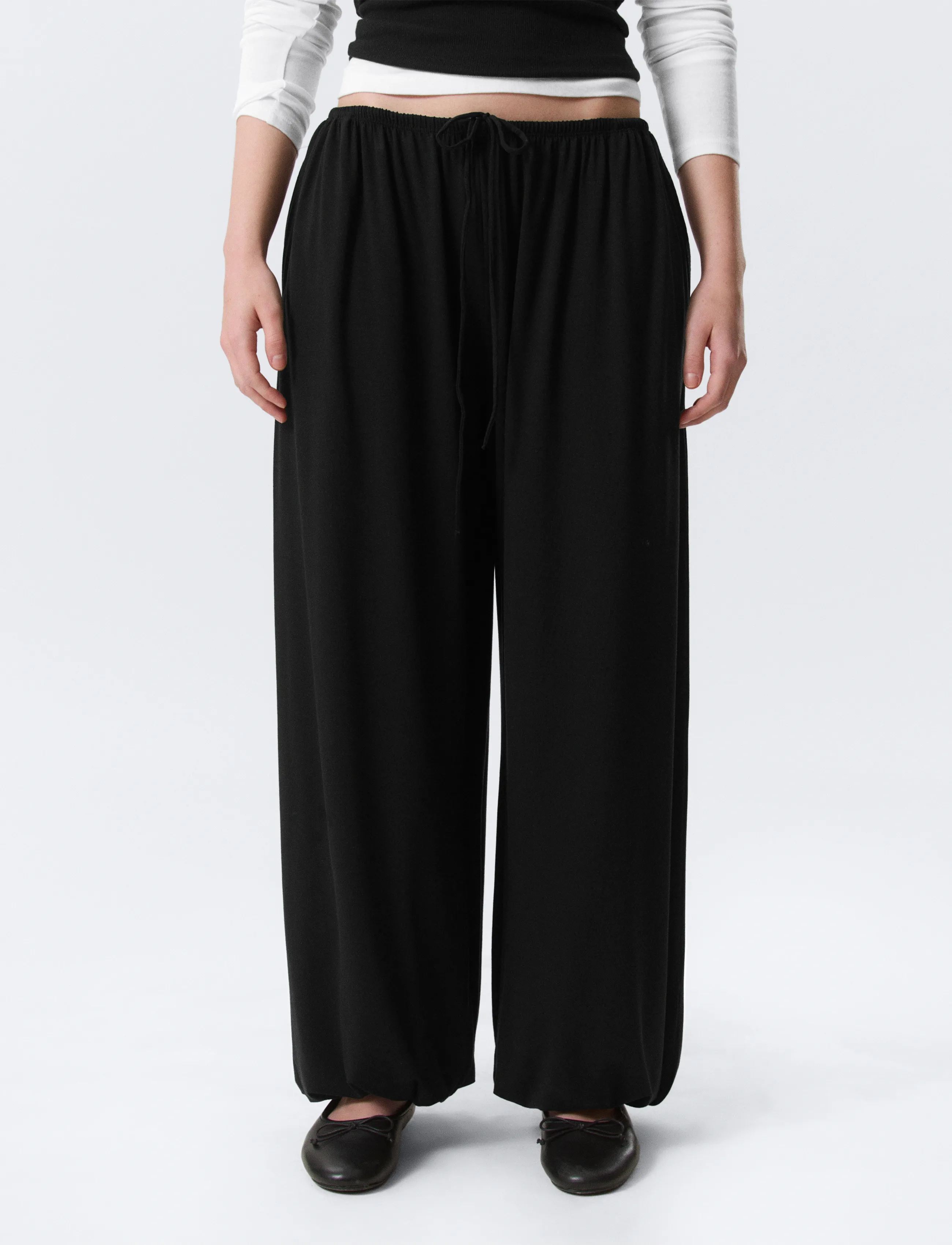 Weekday Soft Mid-Rise Balloon Trousers - Hosen - BLACK / black